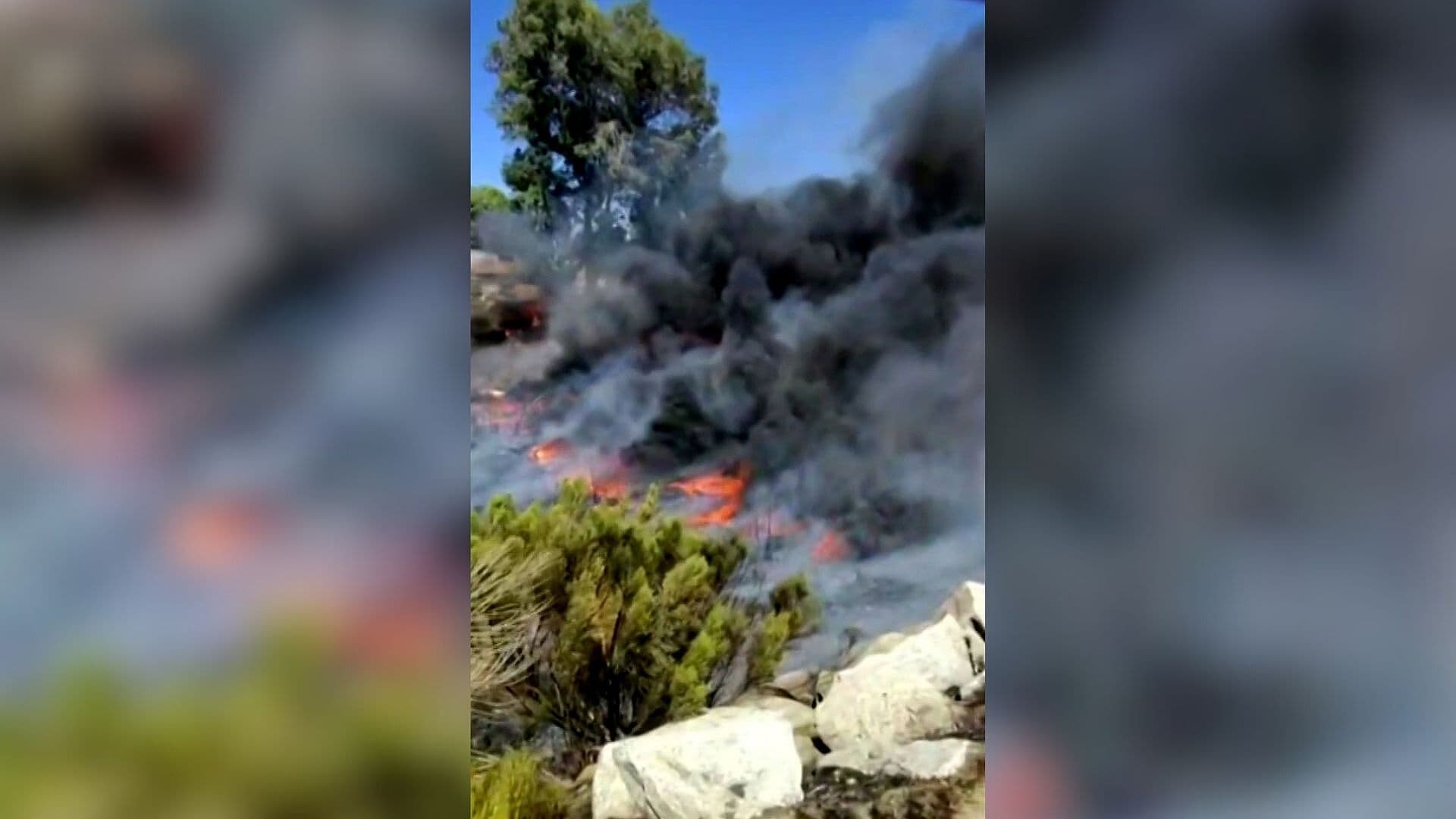 Fuego Arrasa con Basura y Maleza Cerca del Río en Tecate, Baja California