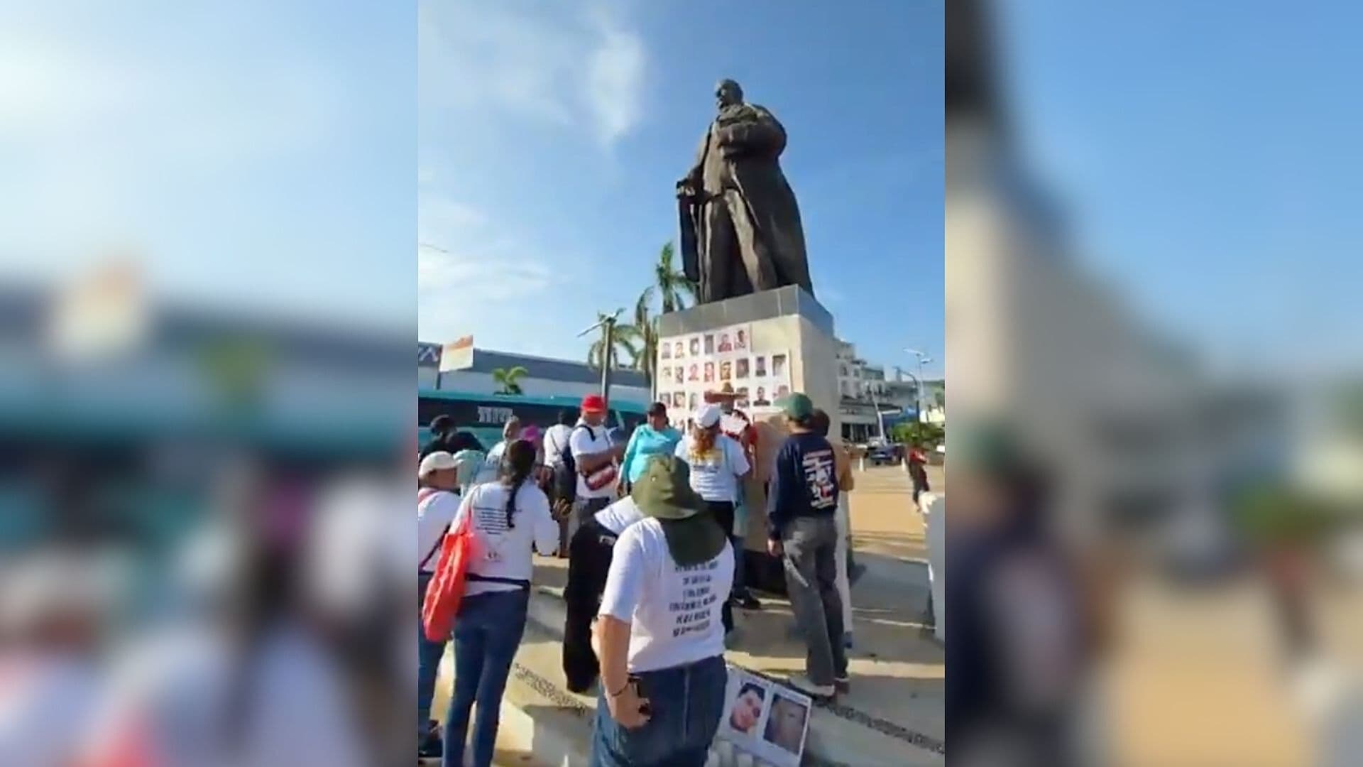 Rostros de Desaparecidos Cubren Malecón de Acapulco, Guerrero