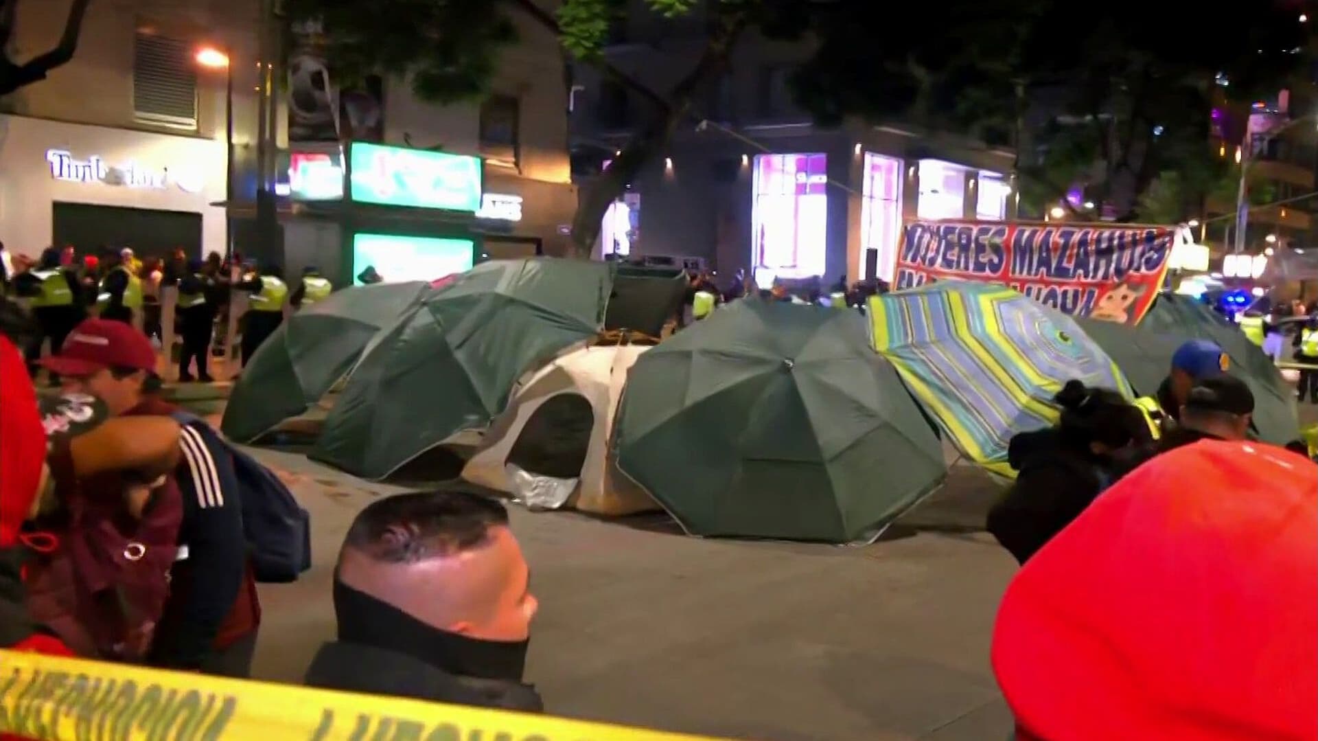 Comerciantes Instalan Campamento y Bloquean Avenida Juárez en CDMX
