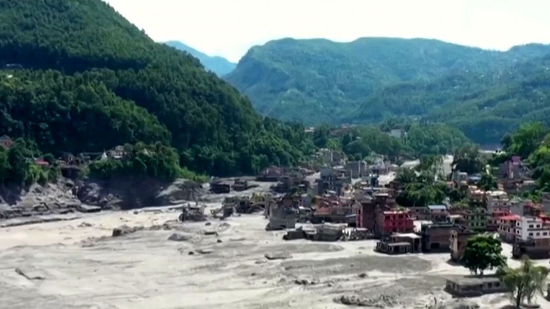Rescatistas Buscan a Miles de Desaparecidos tras Mortal Riada en Nepal y China