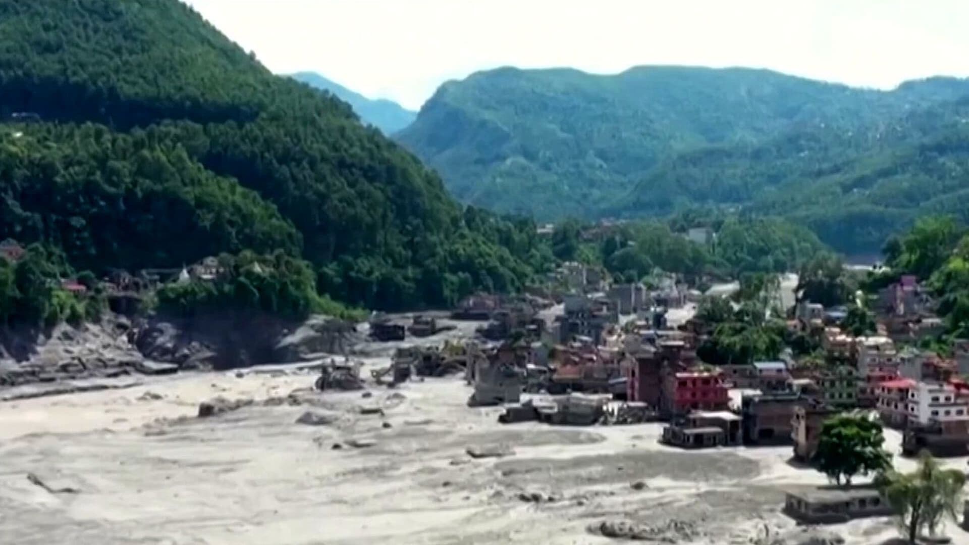 Rescatistas Buscan a Miles de Desaparecidos tras Mortal Riada en Nepal y China
