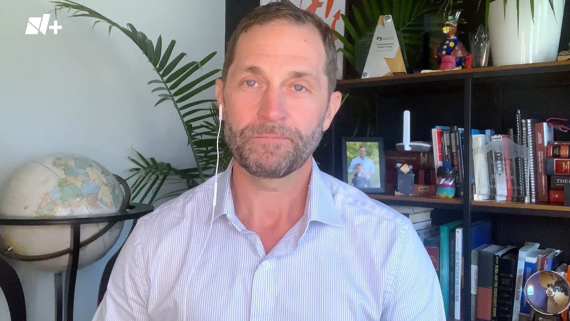 Jason Crow Acusa al Pentágono de Minimizar las Condiciones que Enfrentan Militares de EU
