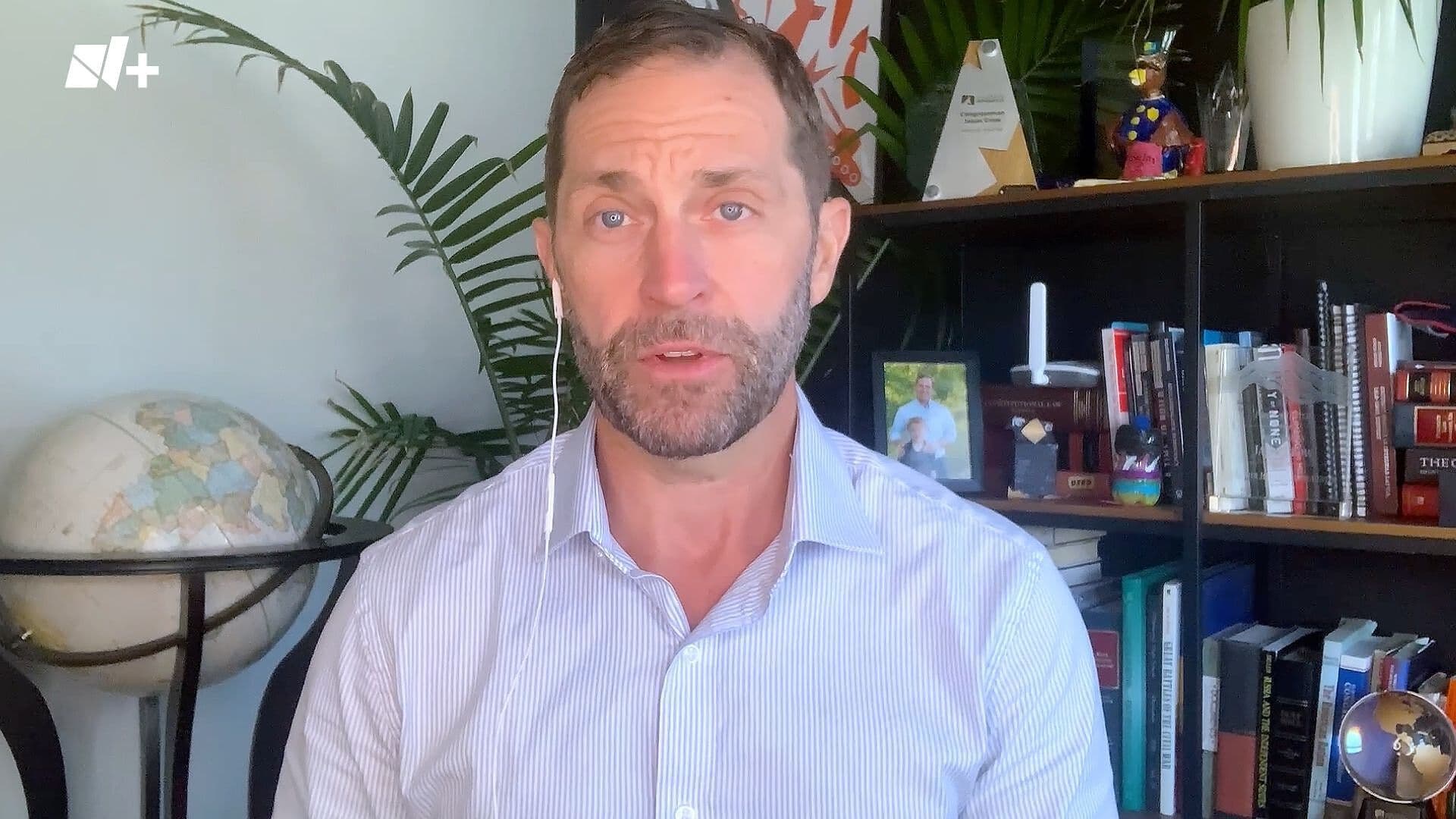 Jason Crow Acusa a Trump de Intentar Intimidarlo por Hablar sobre Órdenes Militares Ilegales