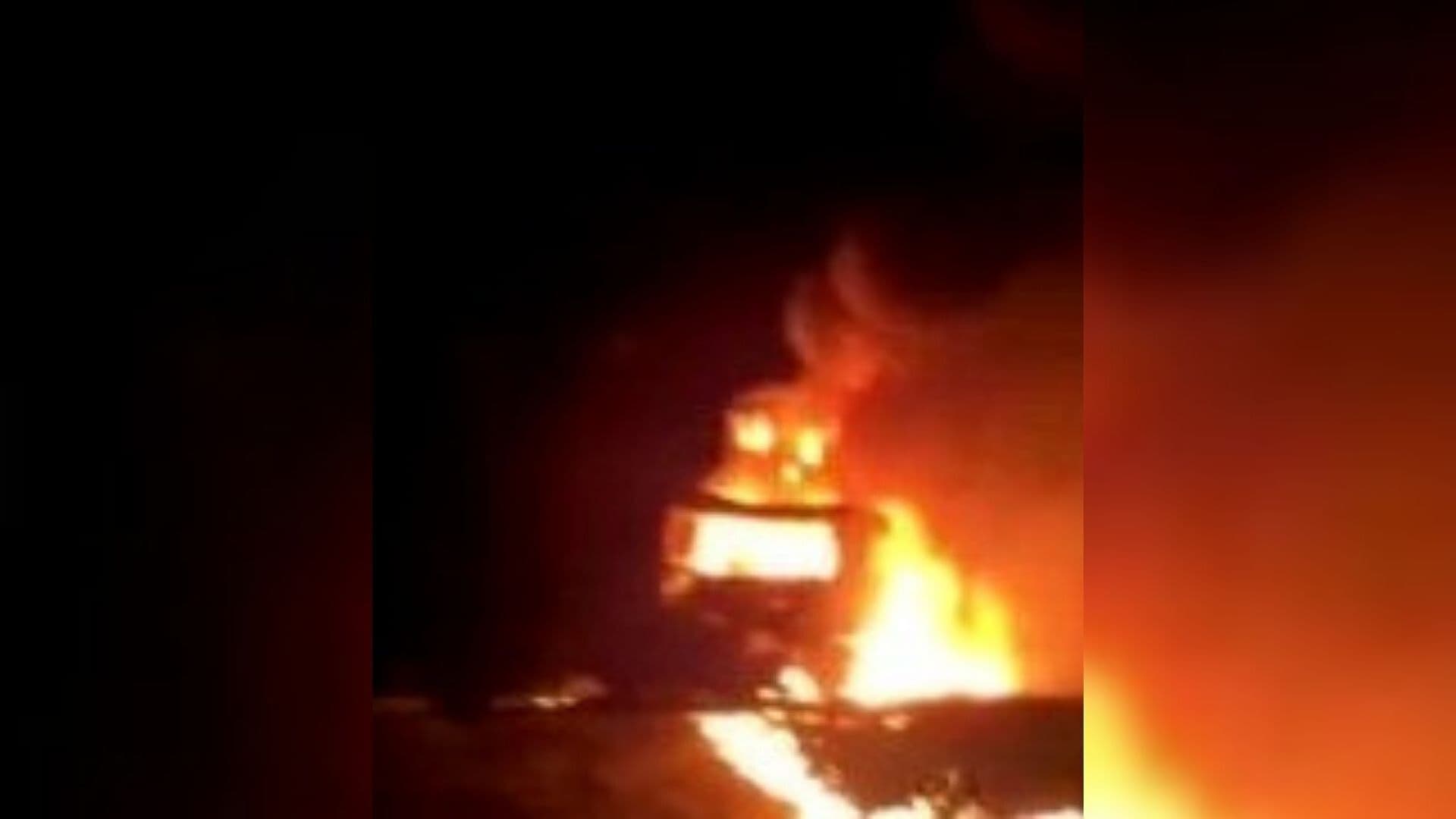 Tráiler se Incendia y Obliga a Cerrar la Carretera Monterrey-Laredo en Tamaulipas
