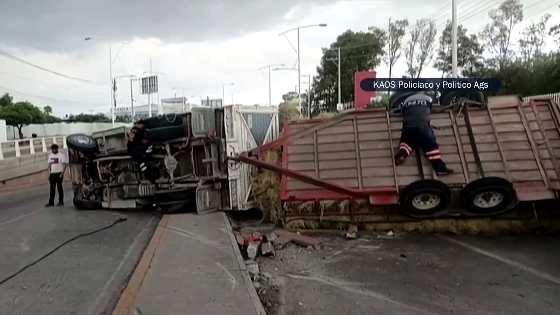 Camioneta de Carga con Doble Remolque Vuelca Frente a la UAA en Aguascalientes