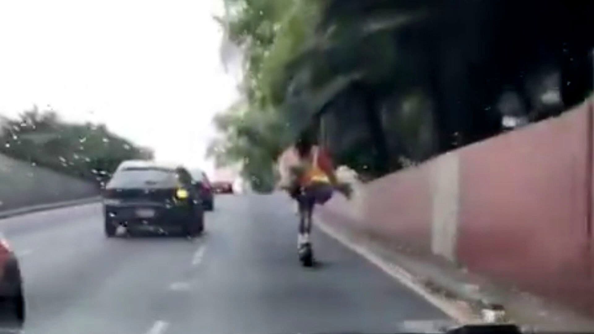 Persona Circula en Patín Eléctrico y sin Protección por Viaducto en CDMX