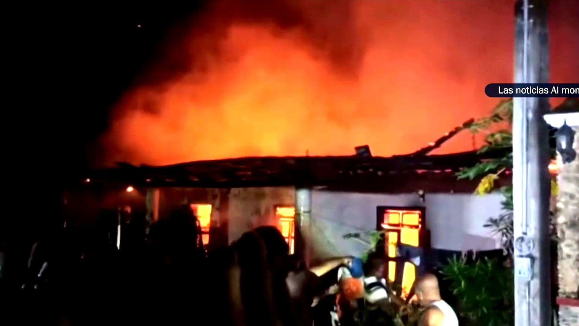Vecinos Combaten con Cubetas Incendio de Vivienda en Chicontepec, Veracruz