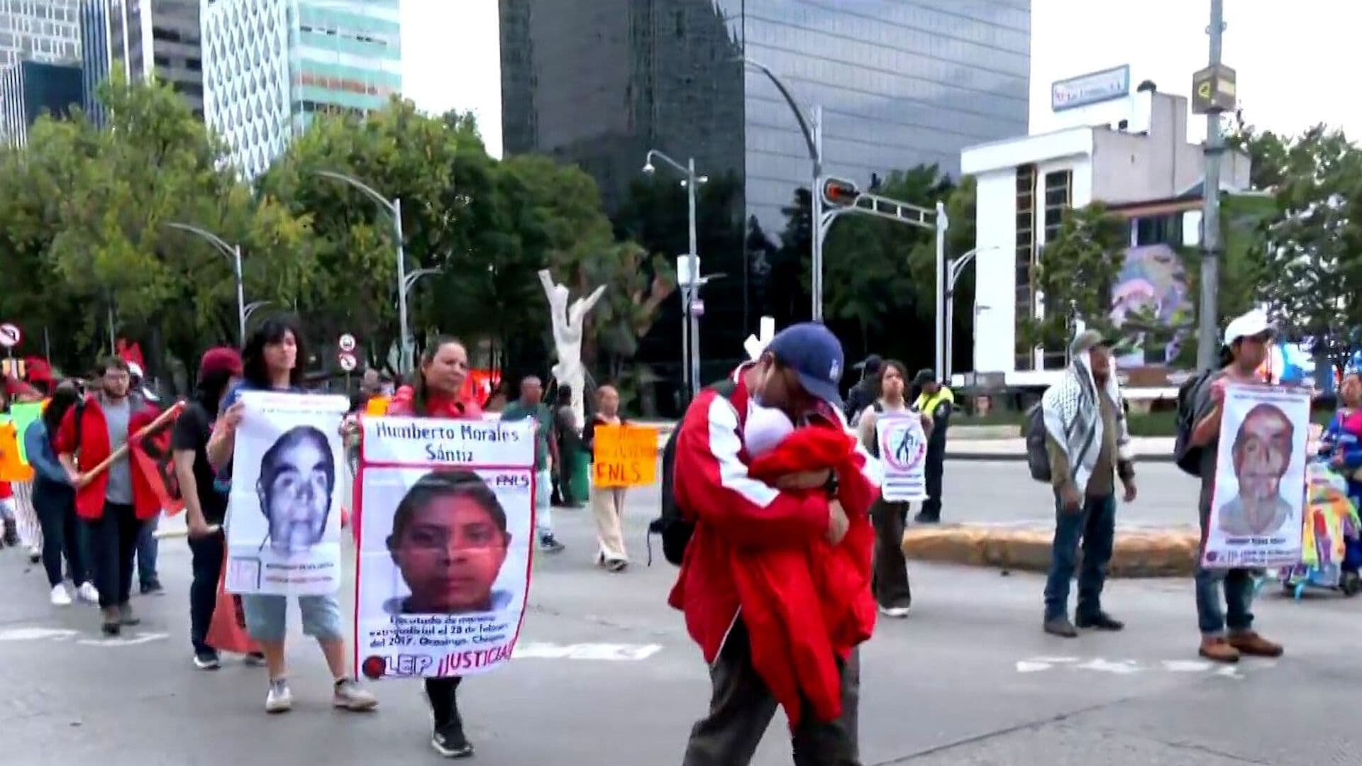 Dos Marchas Recorren Paseo de la Reforma para Exigir Búsqueda de Desaparecidos