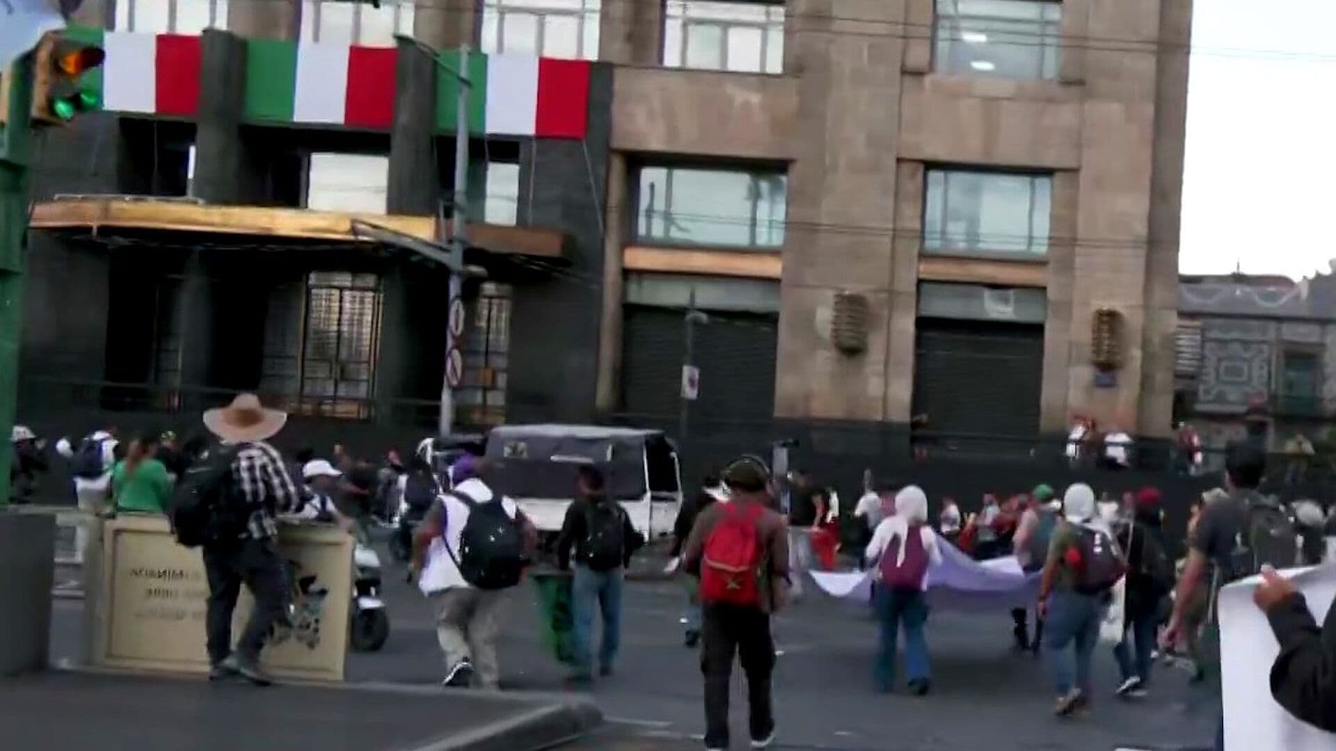 Camioneta Cruza Barreras Policiales y es Dañada Durante Marcha por Desaparecidos en CDMX