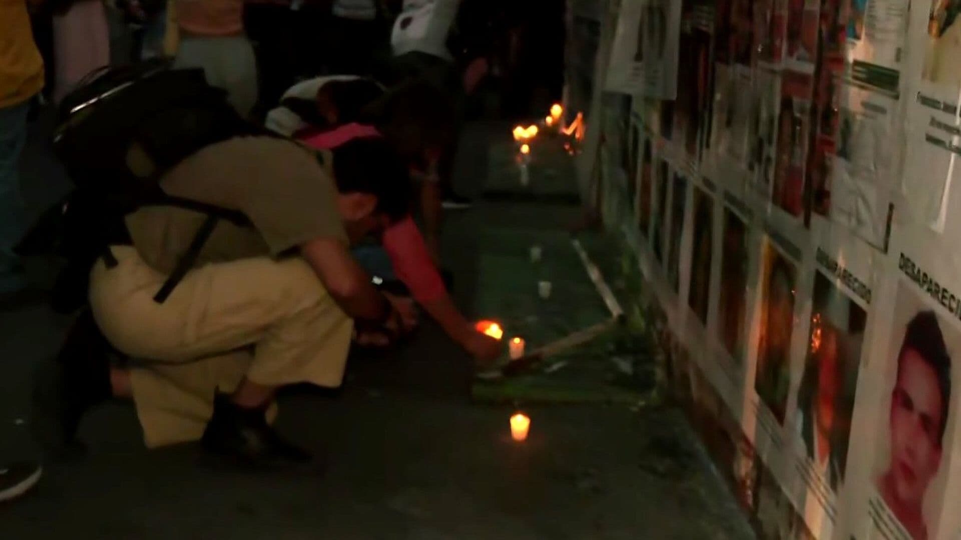 Familias Encienden Veladoras por Desaparecidos en Glorieta de Paseo de la Reforma
