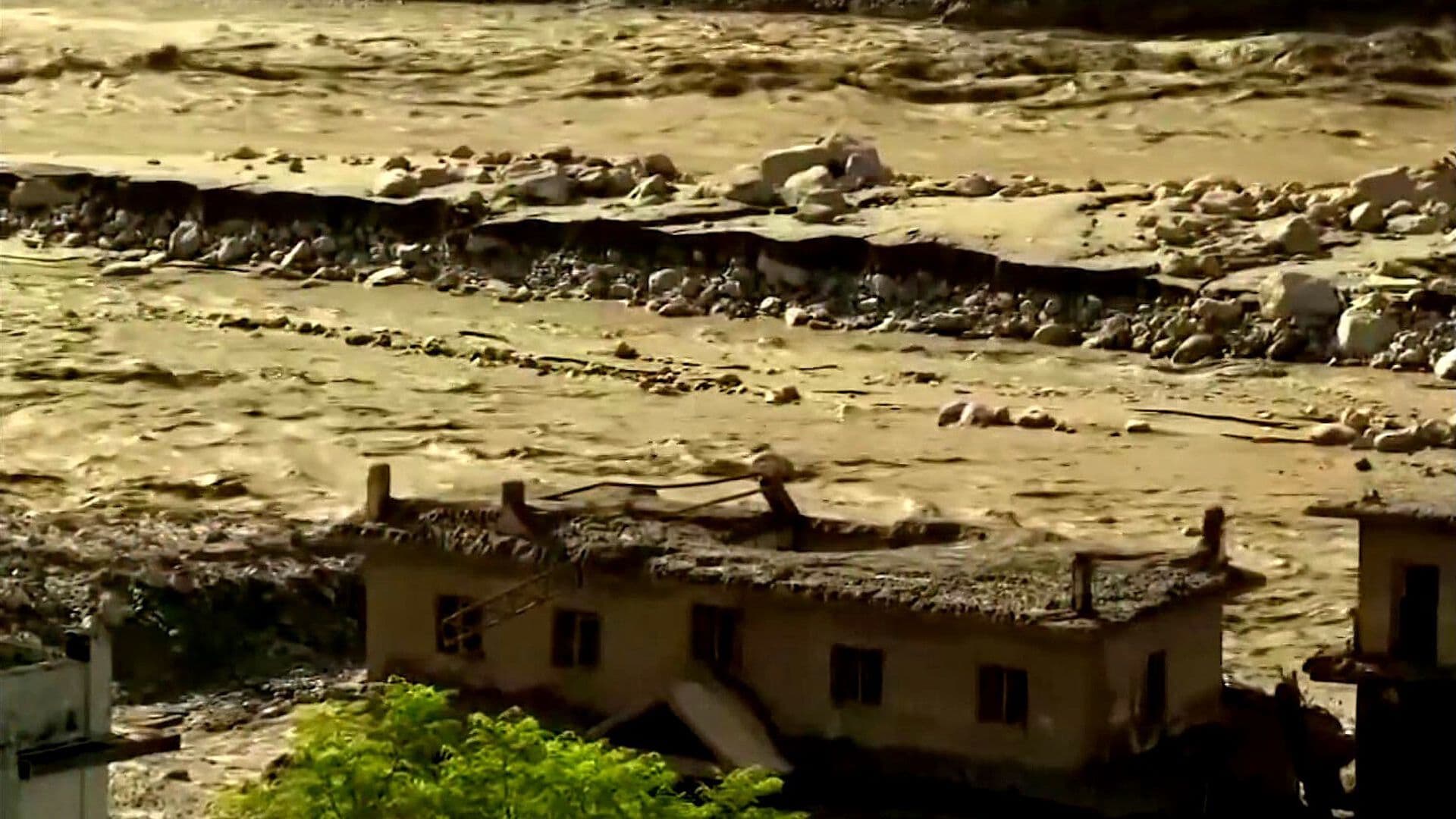 Riadas Dejan 804 Muertos; Nepal Busca a Cientos y Activa Alerta por Nuevas Inundaciones