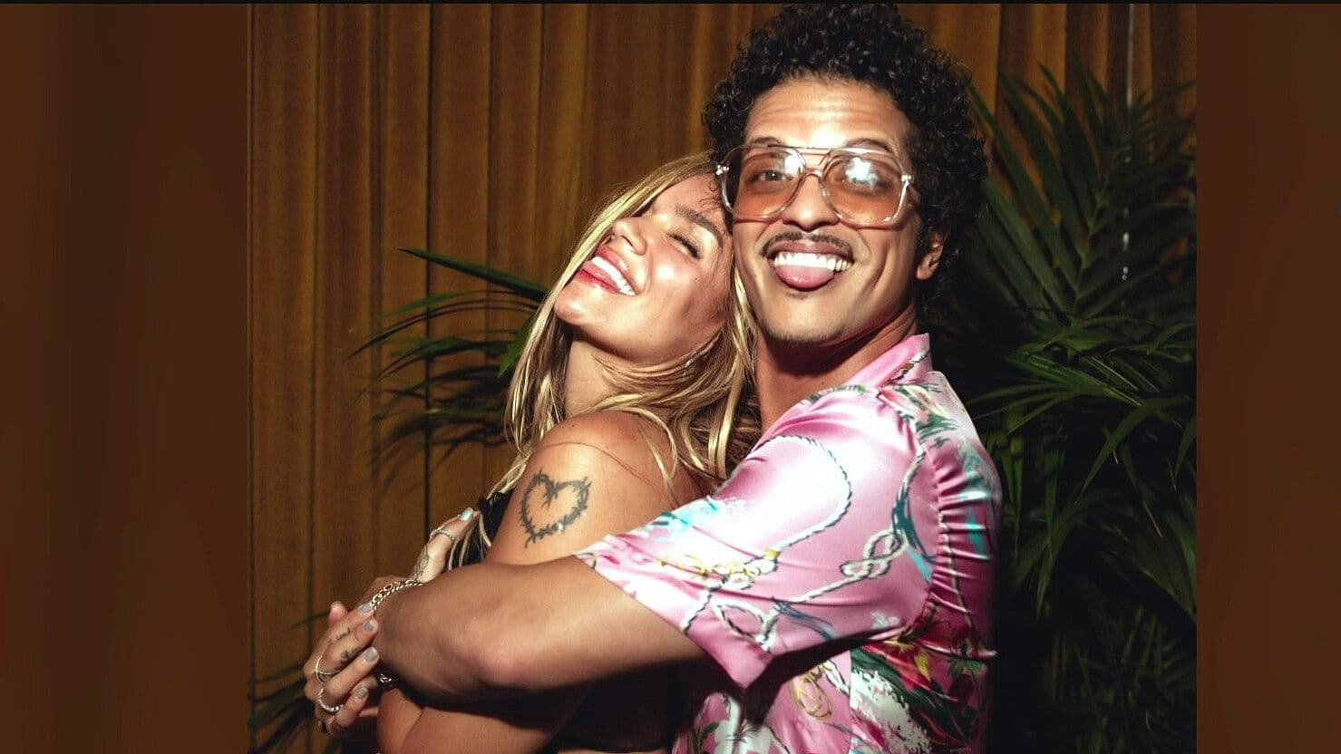 Karol G y Bruno Mars Desatan Rumores de Romance tras Mostrarse muy Cariñosos en Redes