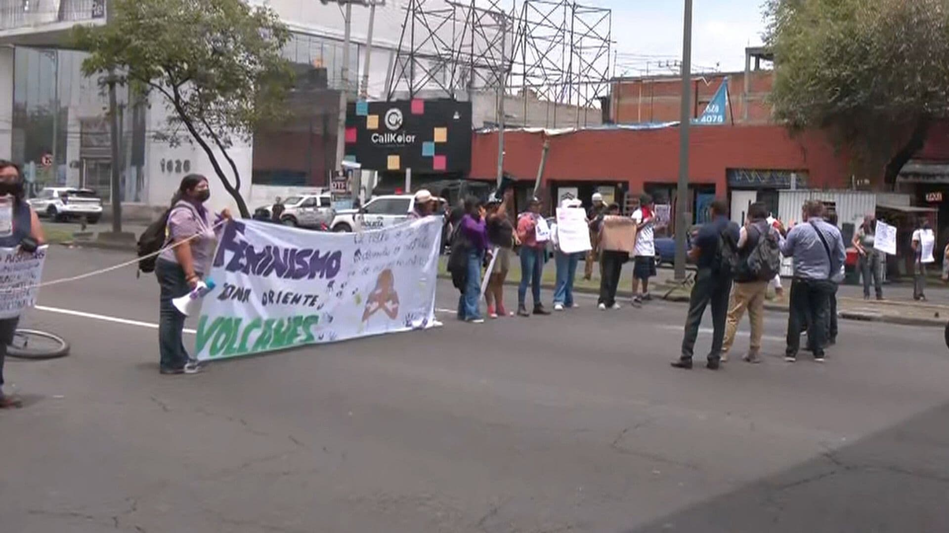 Bloquean la Calzada Zaragoza por Víctimas de Feminicidio