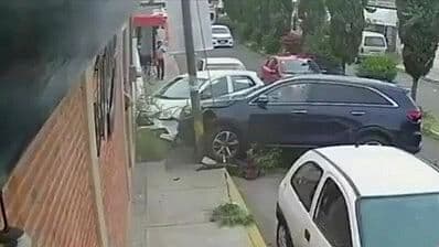 Mujer y 3 Menores se Salvan de ser Embestidos por Camioneta Fuera de Control en Puebla