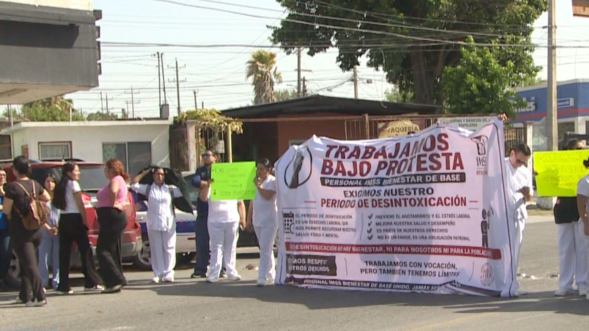 Trabajadores de IMSS Bienestar Bloquean Avenida en Reynosa por Falta de Medicamento