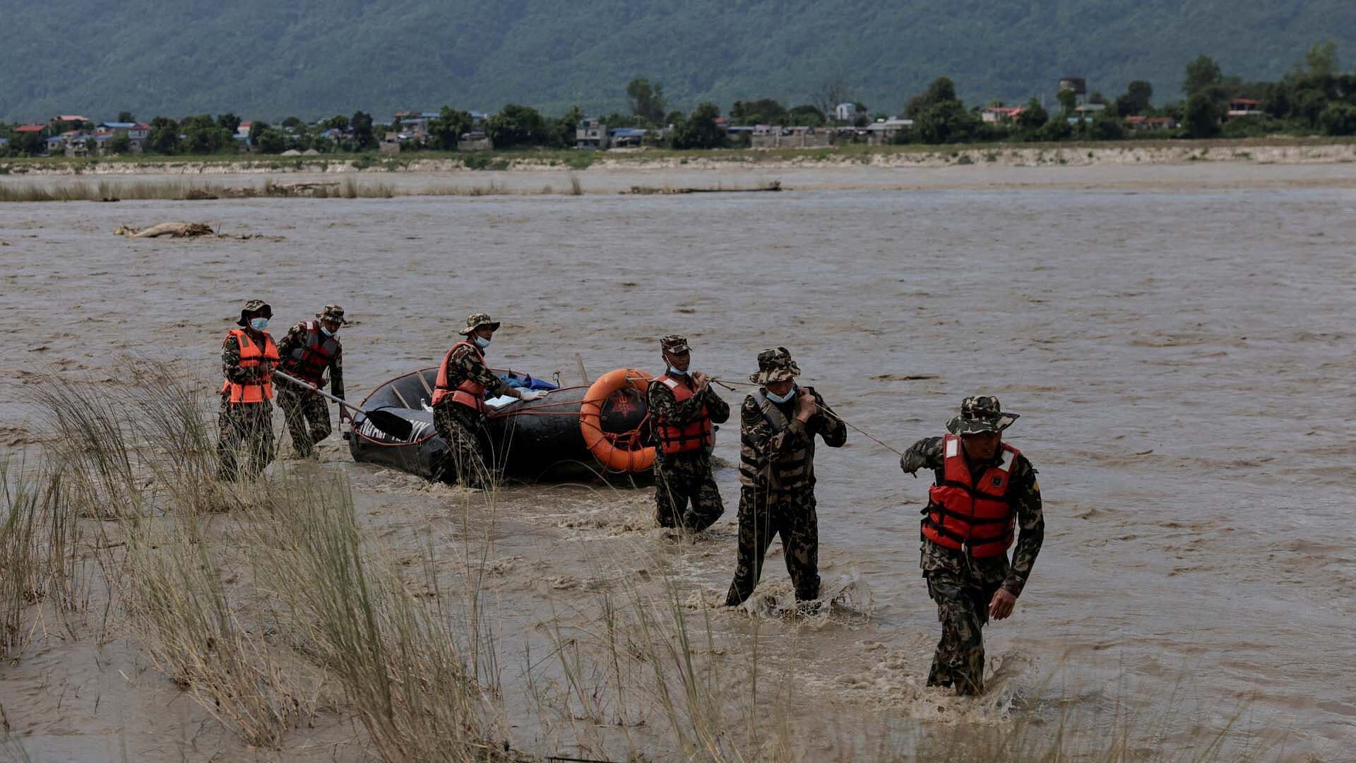 Lluvias Complican Búsqueda de Más de 4 Mil Desaparecidos por Devastadora Riada en Nepal