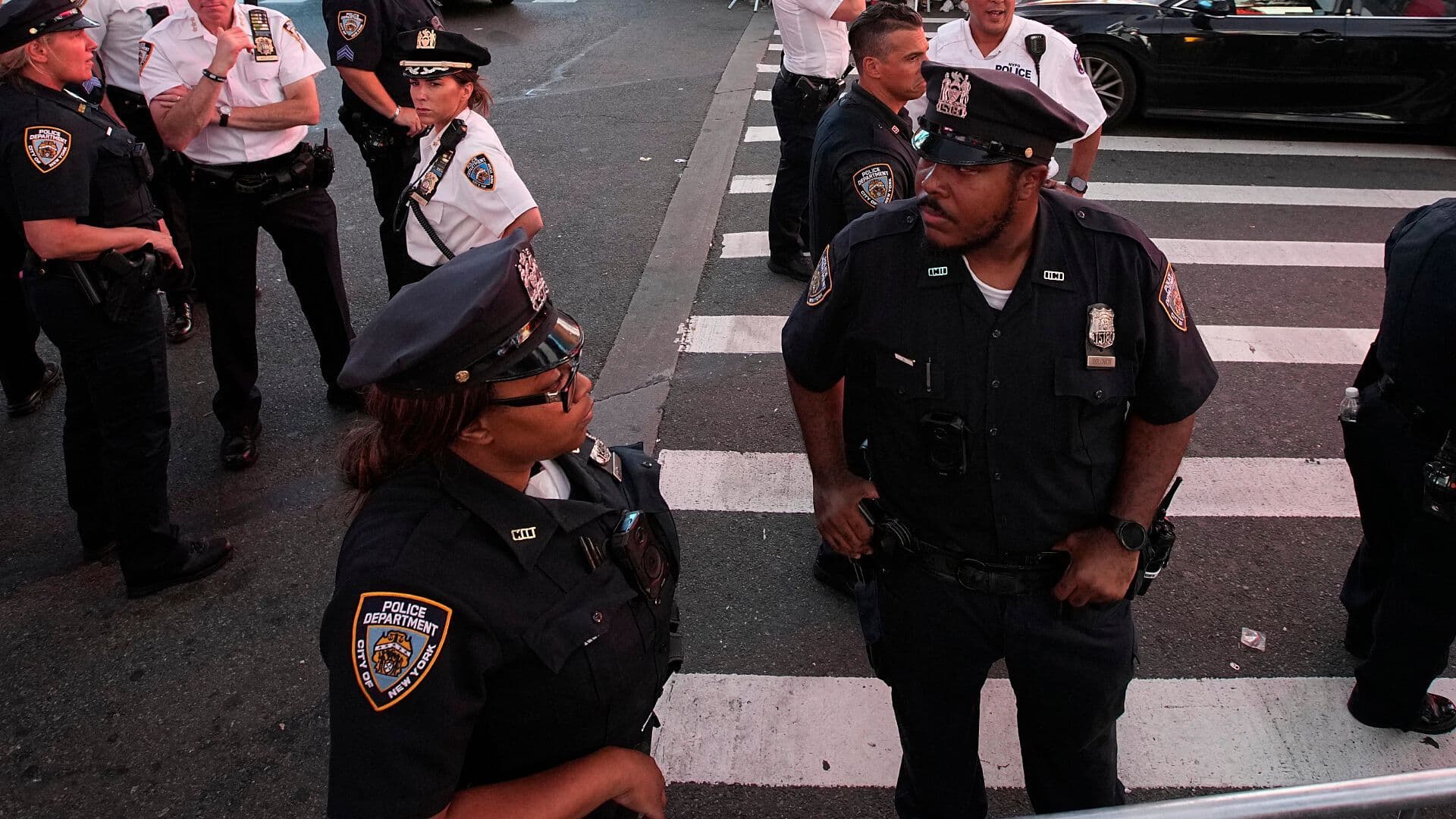 Mujer Ataca a Dos Personas en Times Square en Nueva York