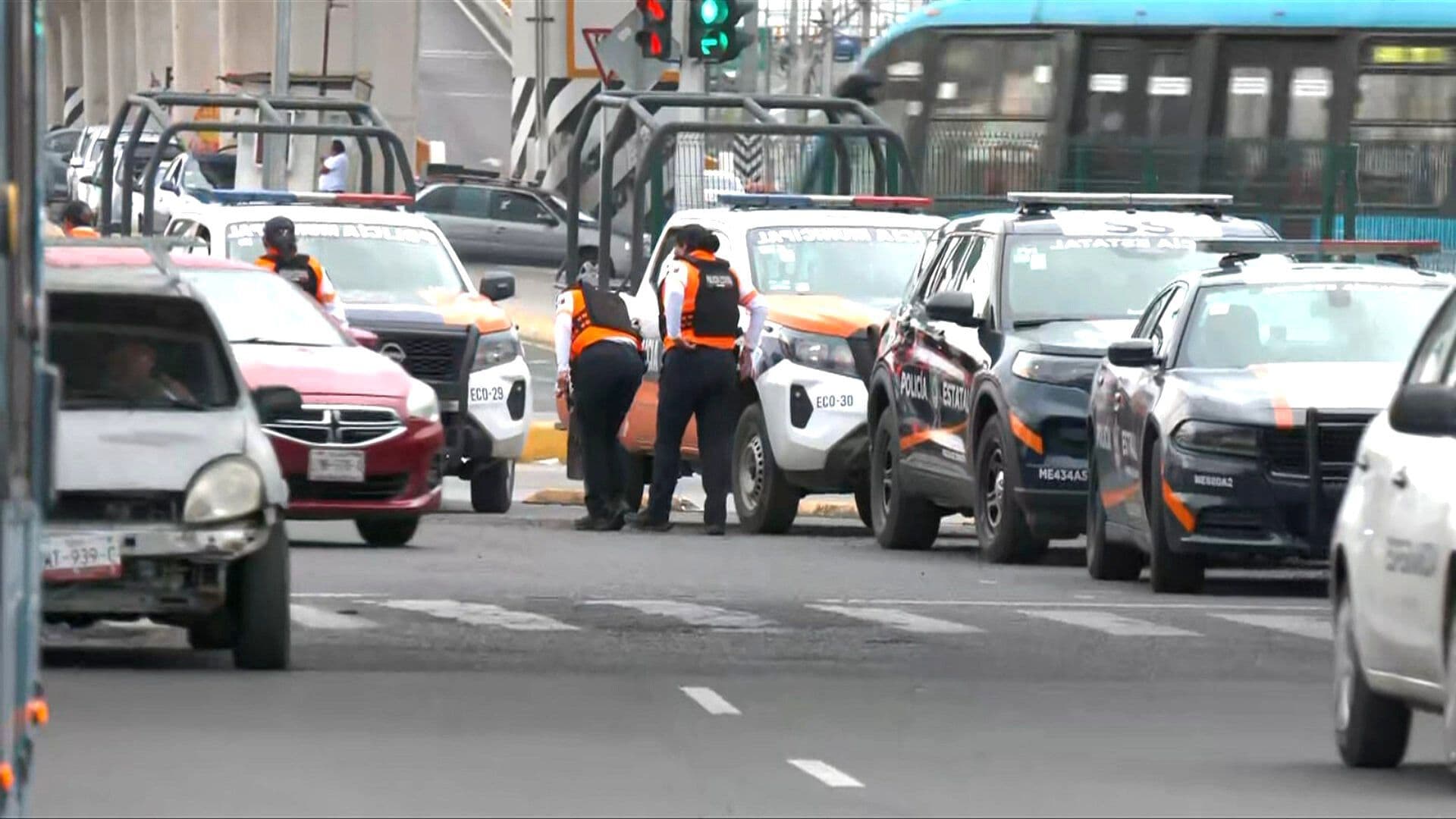 Mexibús Choca Contra Auto por Invadir Carril Confinado en Ecatepec