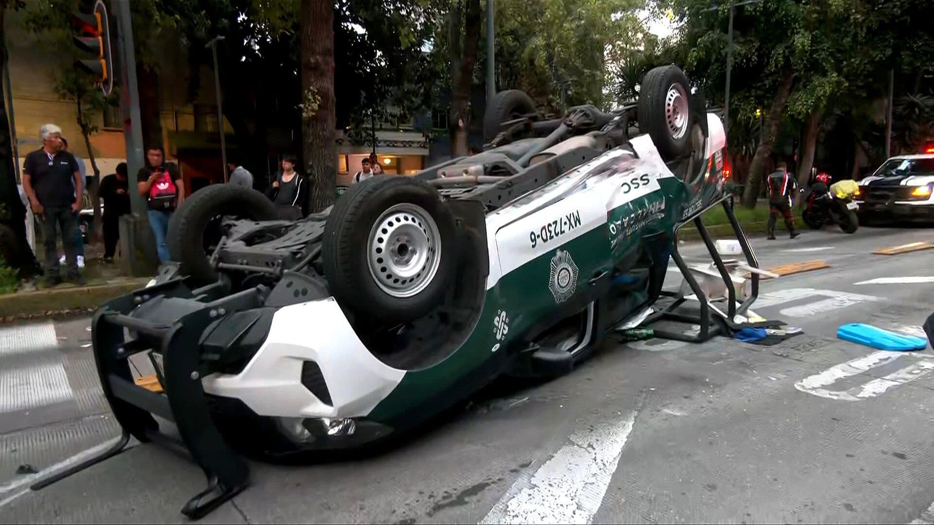 Patrulla Vuelca tras Chocar con Camioneta en la Benito Juárez; Hay Lesionados