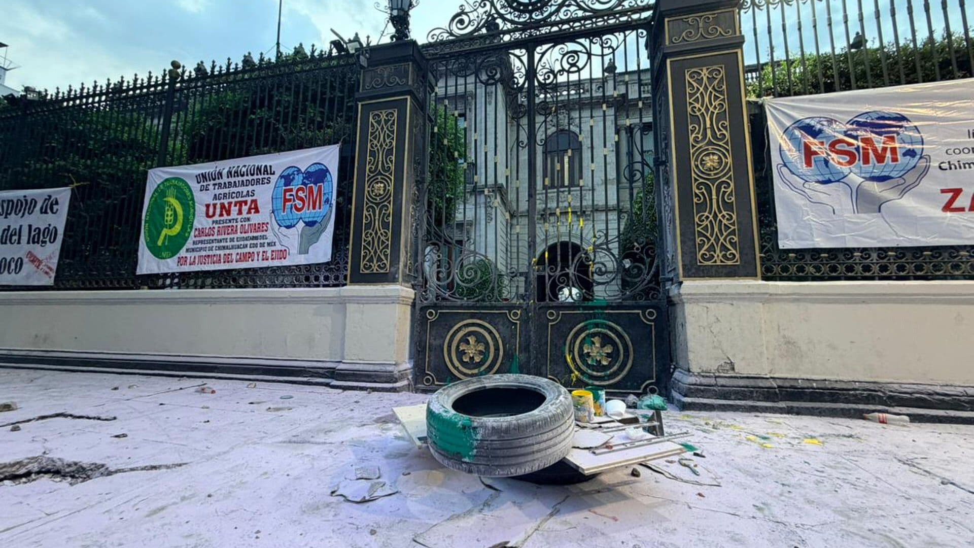 Video: Lanzan Polvo de Extintor a Manifestantes Afuera de Gobernación en CDMX