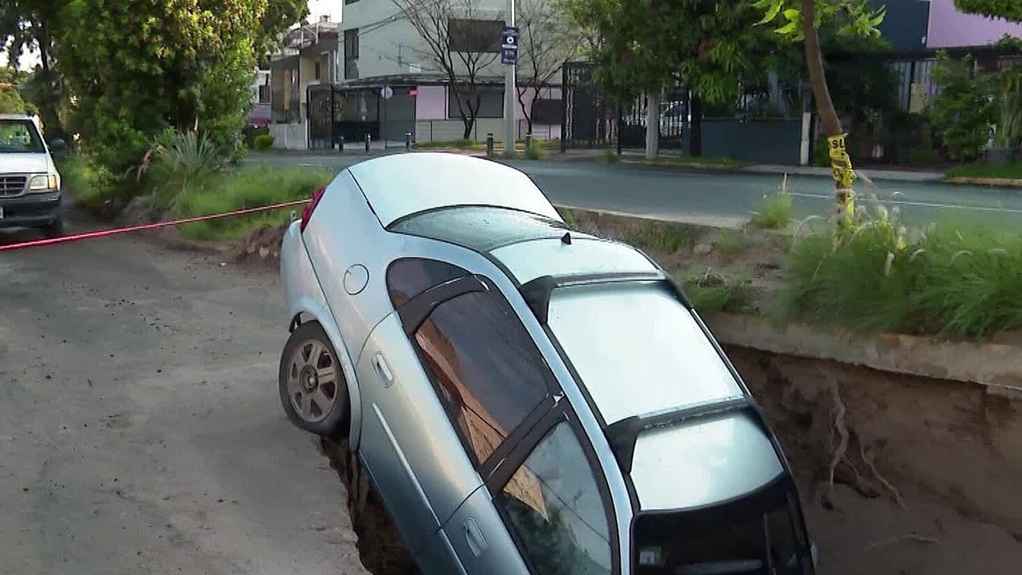 Socavón de la Avenida Enrique Díaz de León, en Guadalajara, es una Obra del Siapa