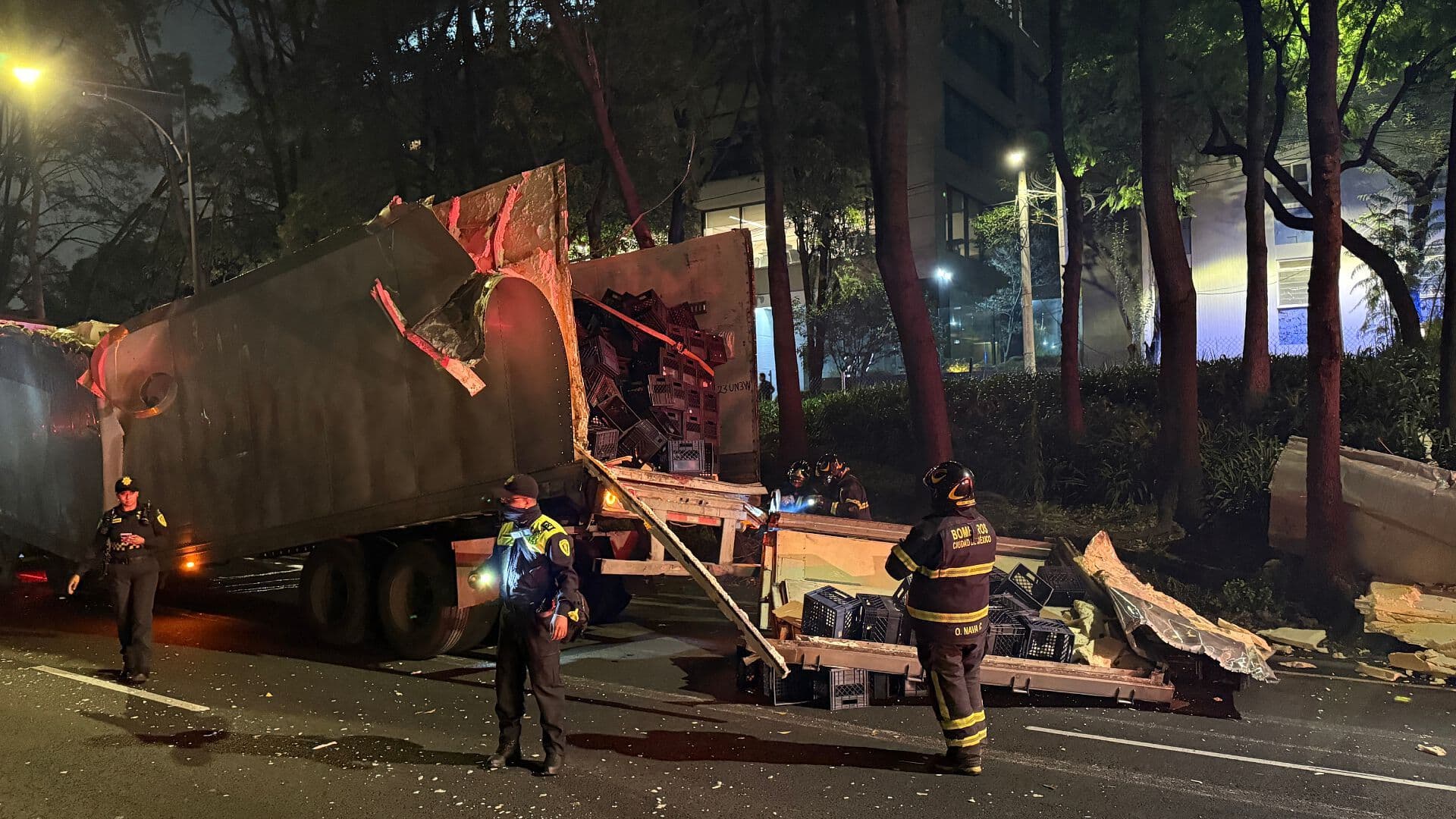 Camión de Carga se Parte y Pierde su Contenido en Río Becerra, en CDMX; Hay Caos Vial