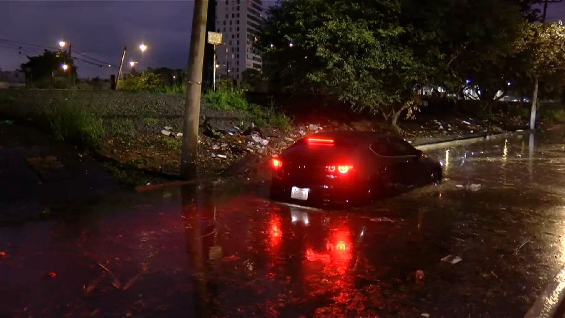 Fuerte Lluvia Inunda la Calle Inglaterra en Guadalajara y Deja Vehículos Varados