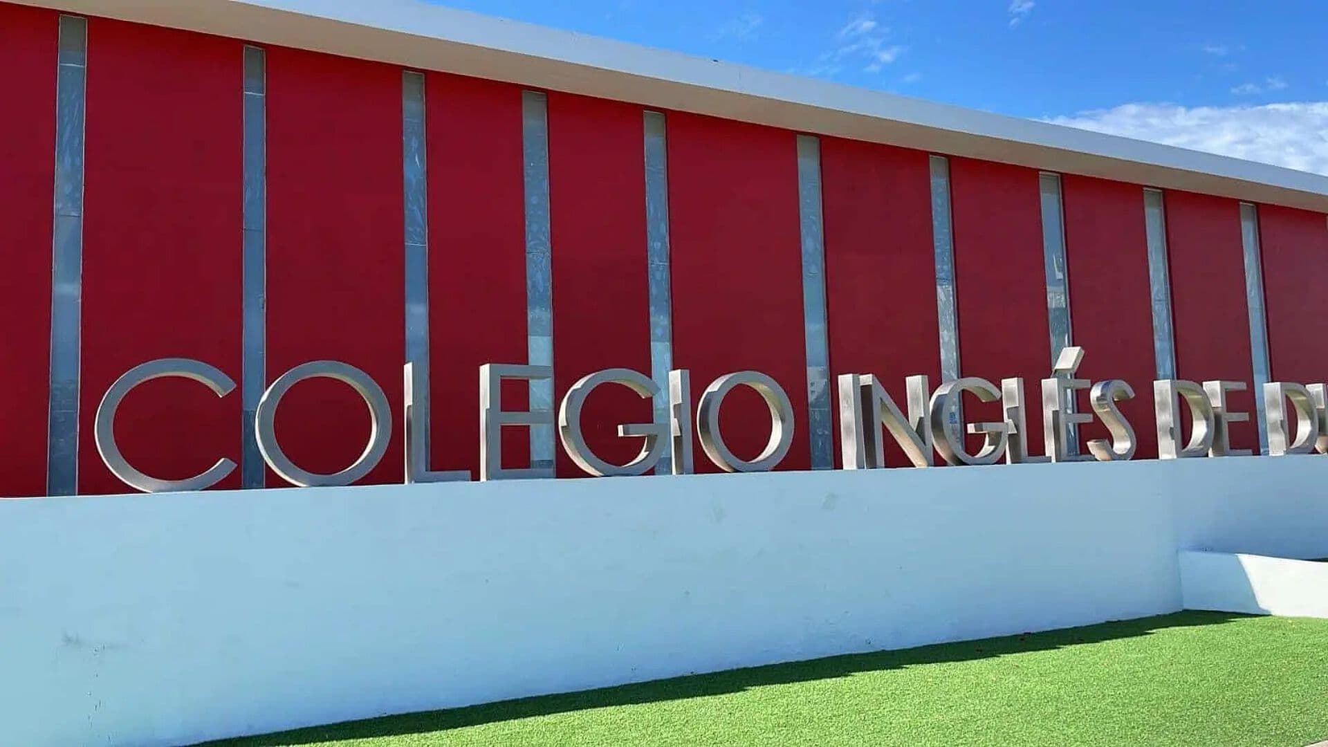 Regreso a Clases Enciende Alarmas en Culiacán: Colocan Corona Fúnebre en Colegio