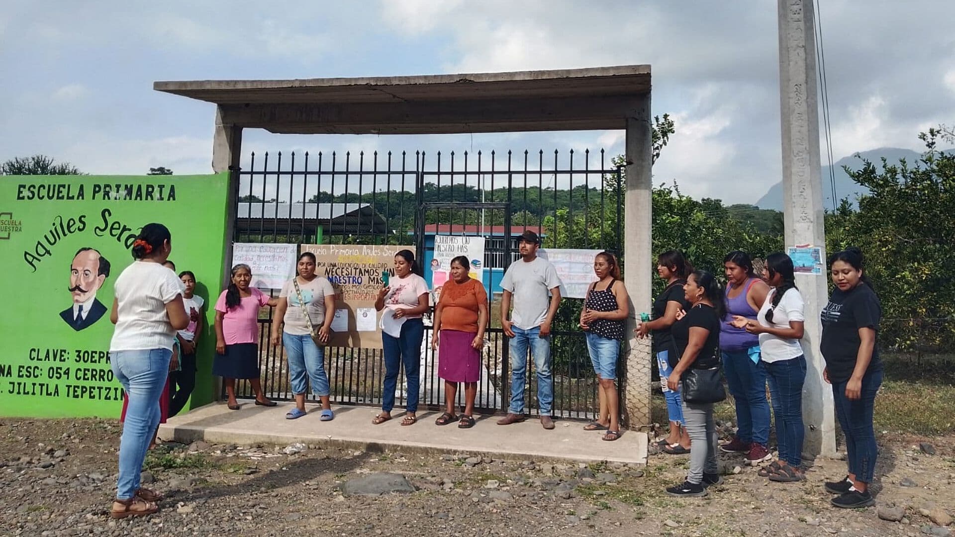Padres de Familia Toman Escuela por Falta de Maestro en Comunidad Xilitla Municipio de Tepetzintla Norte de Veracruz