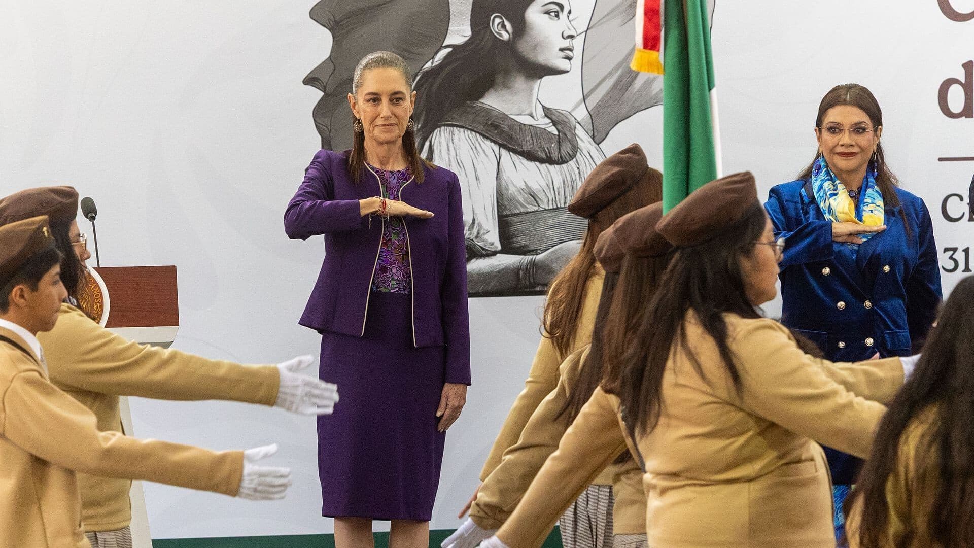 Presidenta Sheinbaum Ofrece Conferencia Matutina en Secundaria de CDMX