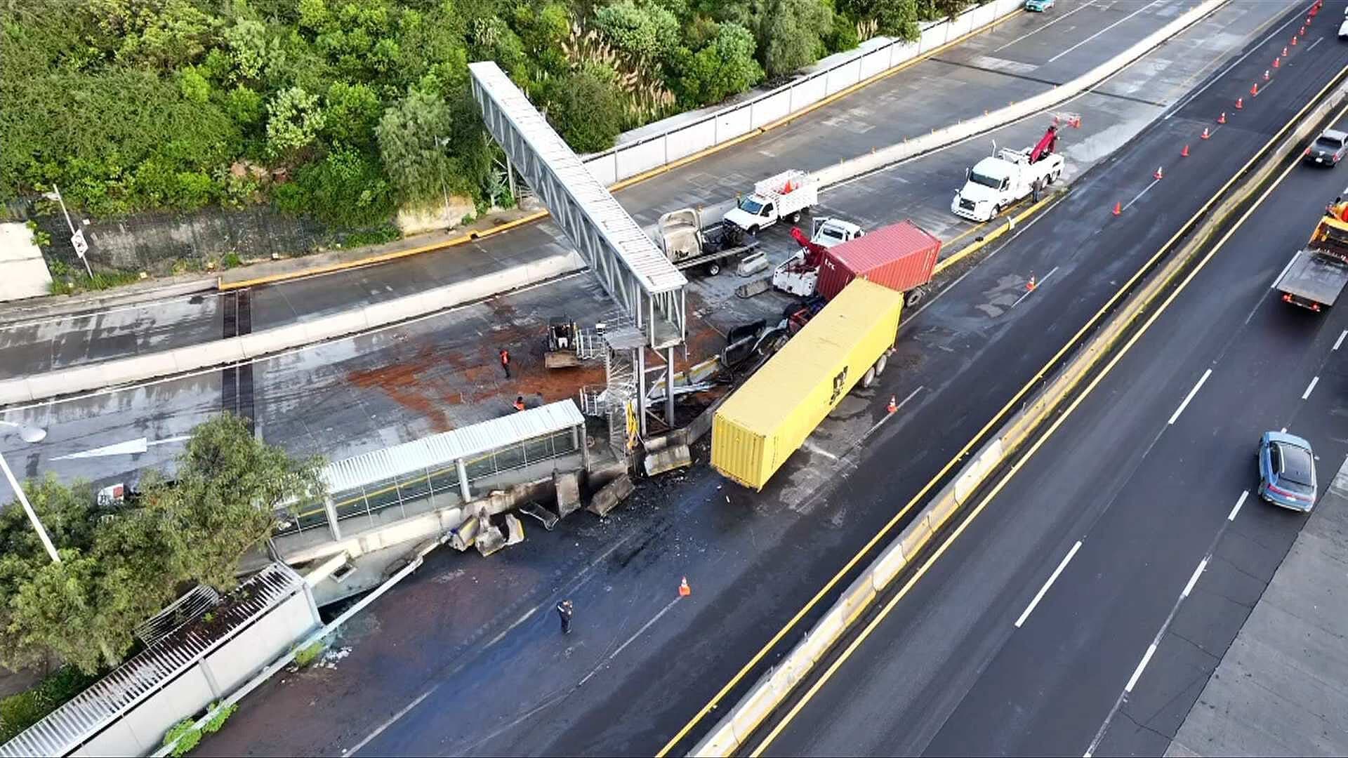 Tráiler Doble Remolque se Incendia tras Accidente en la Chamapa-Lechería