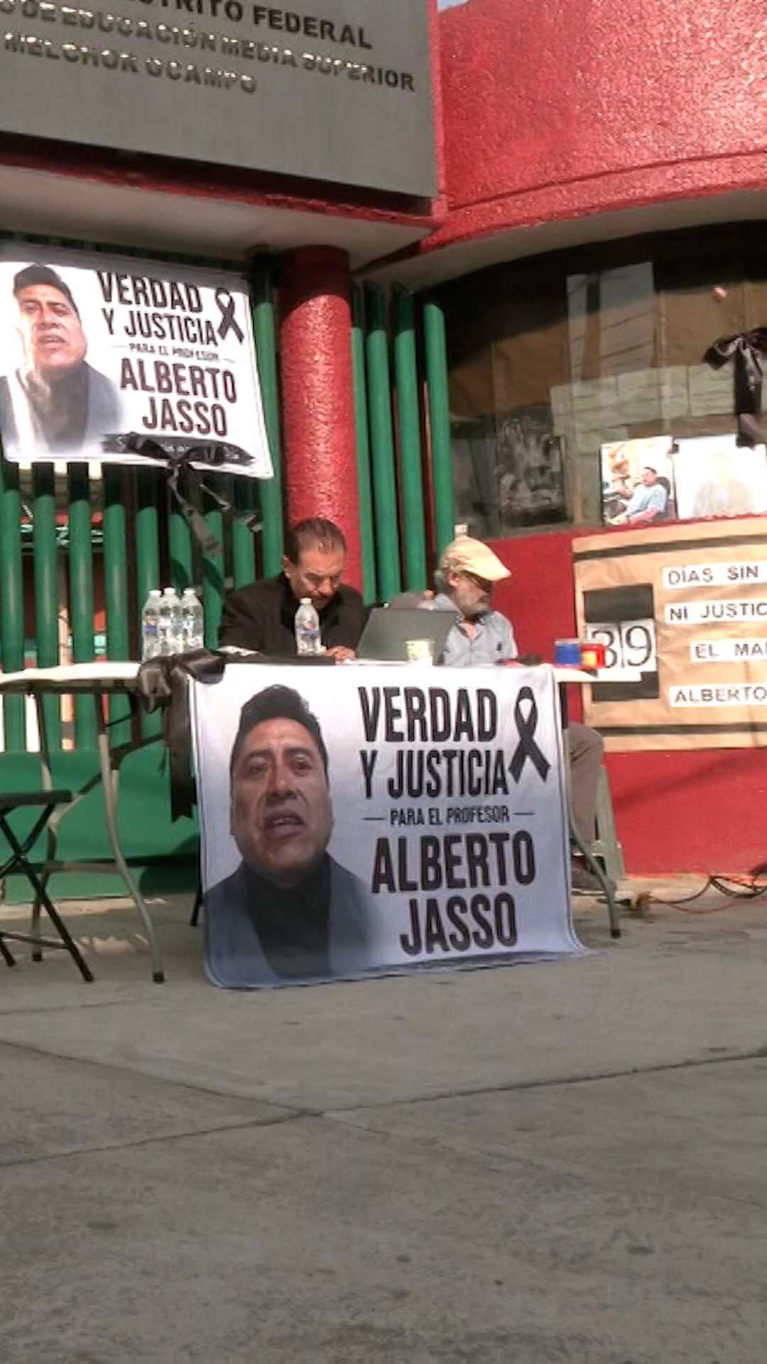 Paro en Escuela Luego que Maestro se Quitara la Vida