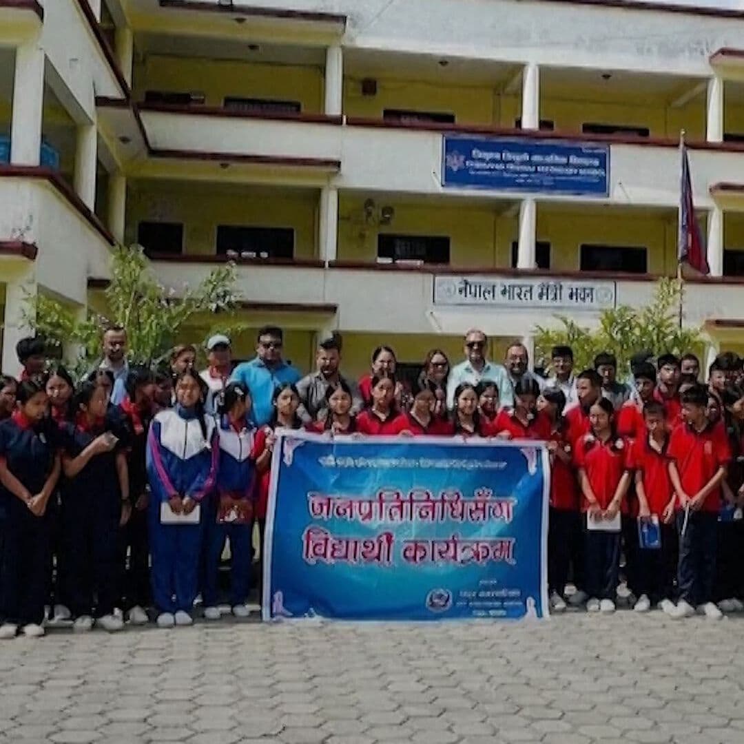 Maestro Salva a Estudiantes antes de Riada en Nepal