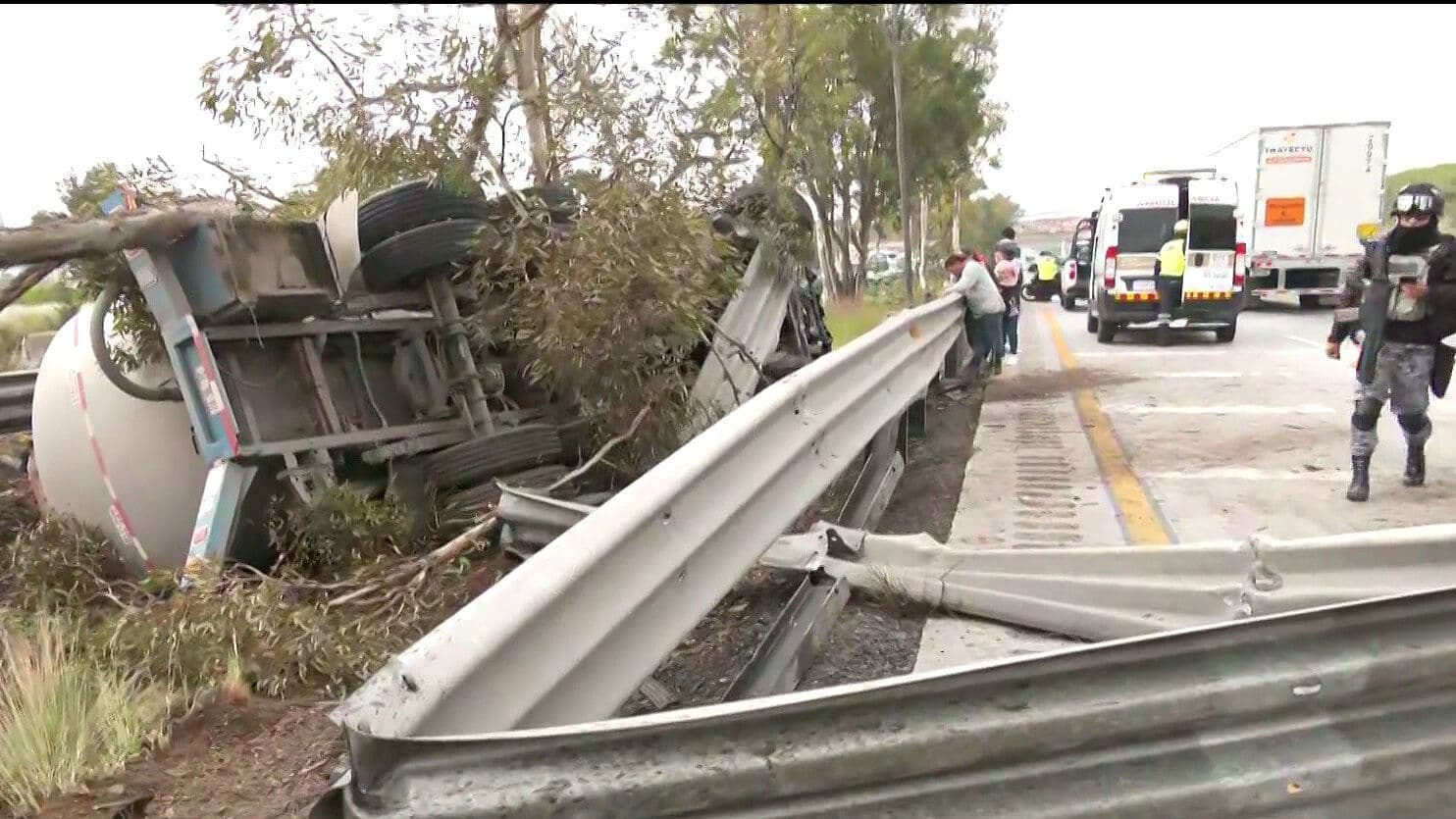 Pipa Vuelca Cerca de la Caseta de Tepotzotlán en la México-Querétaro