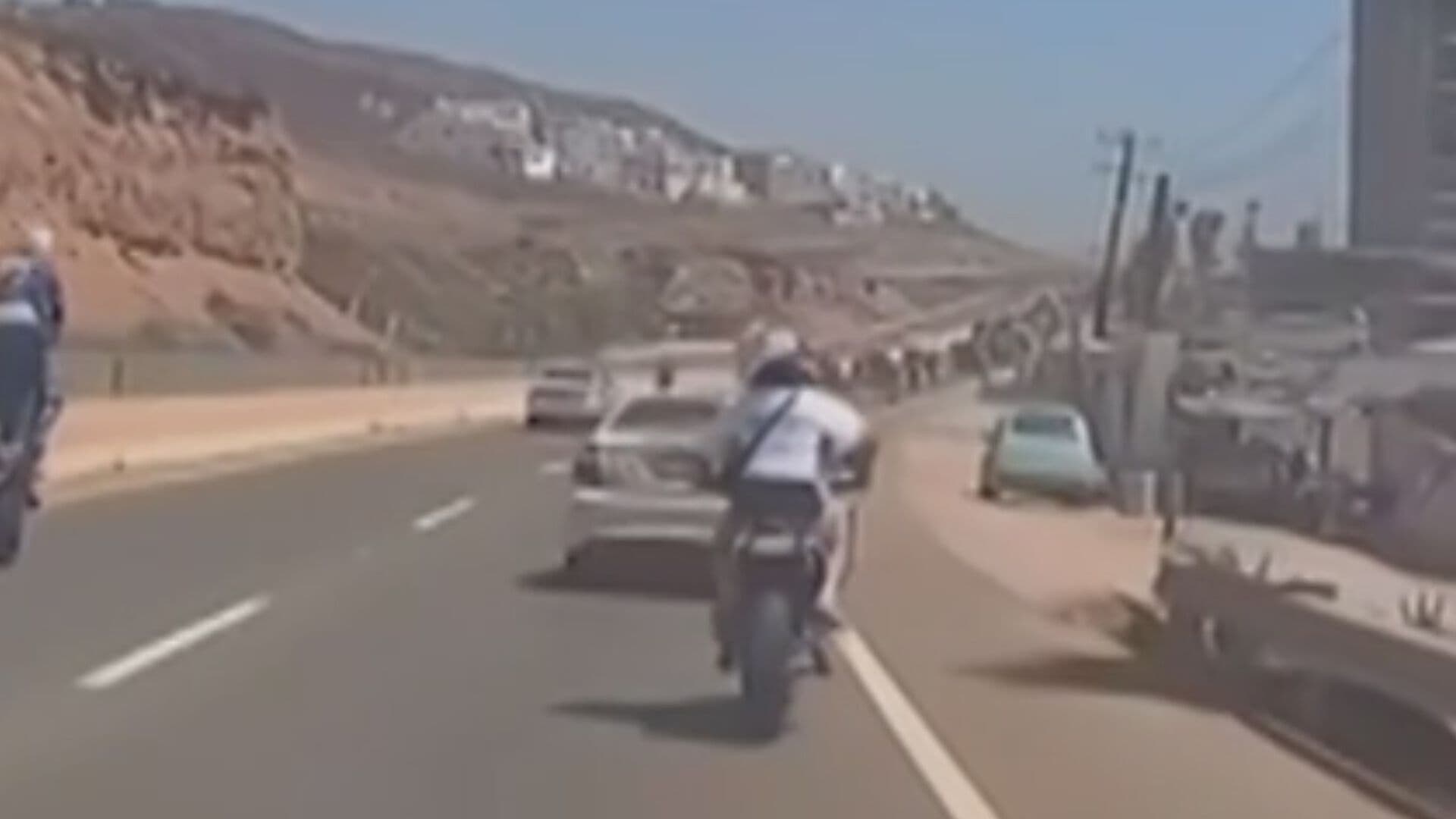 Video | Moto se Estampa con Auto en Carretera Rosarito-Ensenada