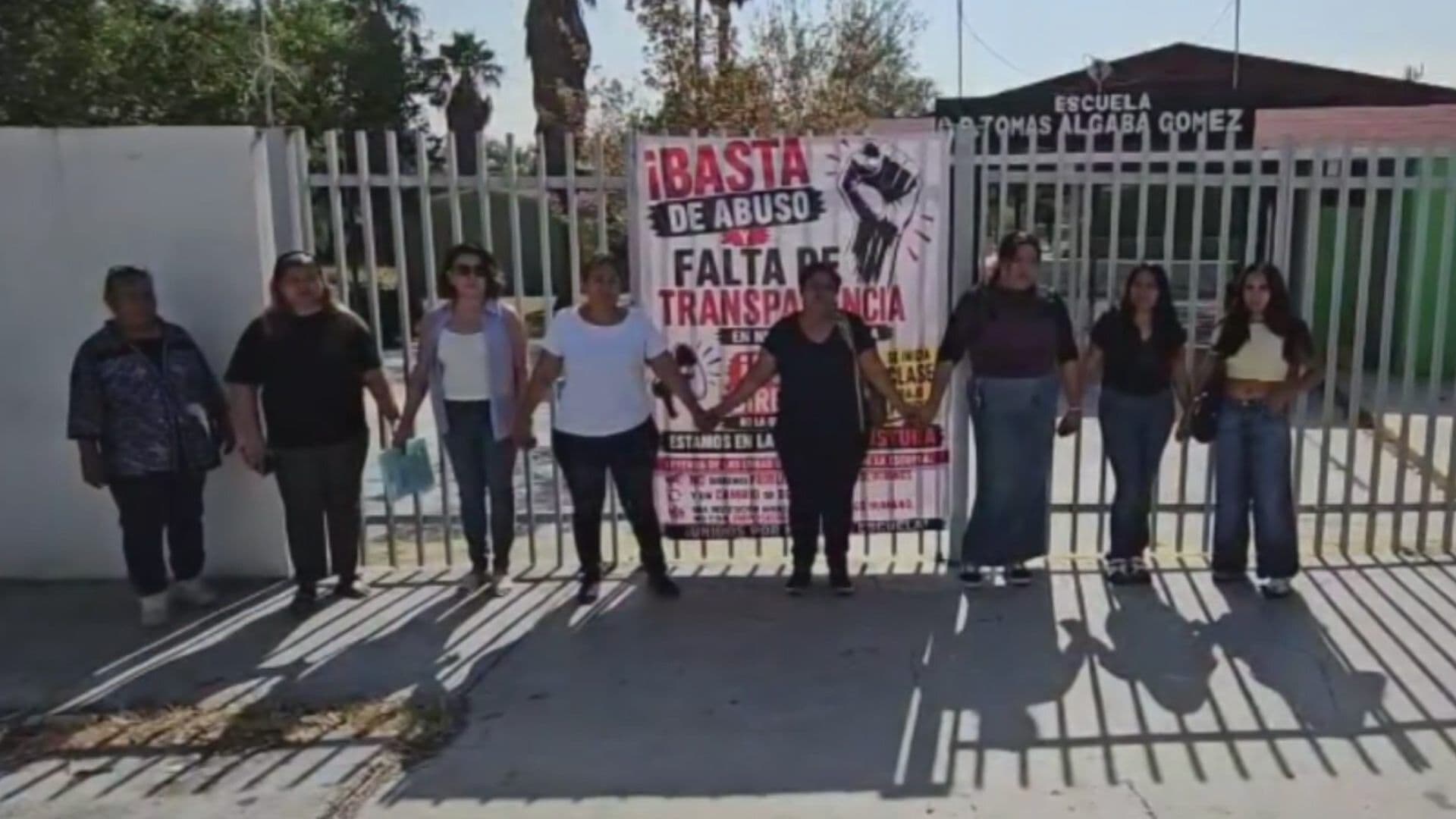 Madres de Familia Cierran Escuela y Denuncian Presunta Violencia en Santa Catarina