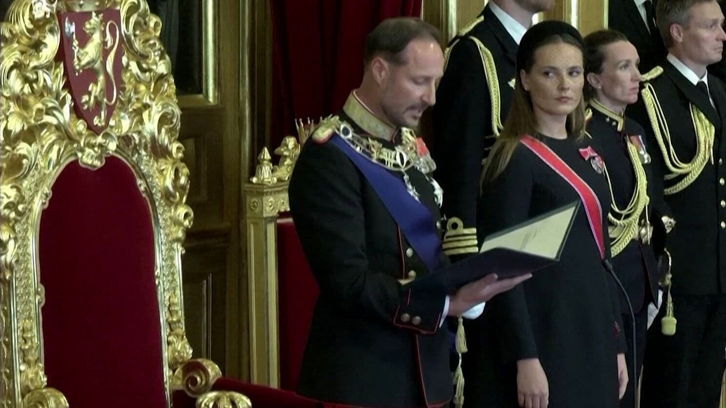 Haakon VIII Jura ante el Parlamento como Nuevo Rey de Noruega tras la Muerte de Harald V