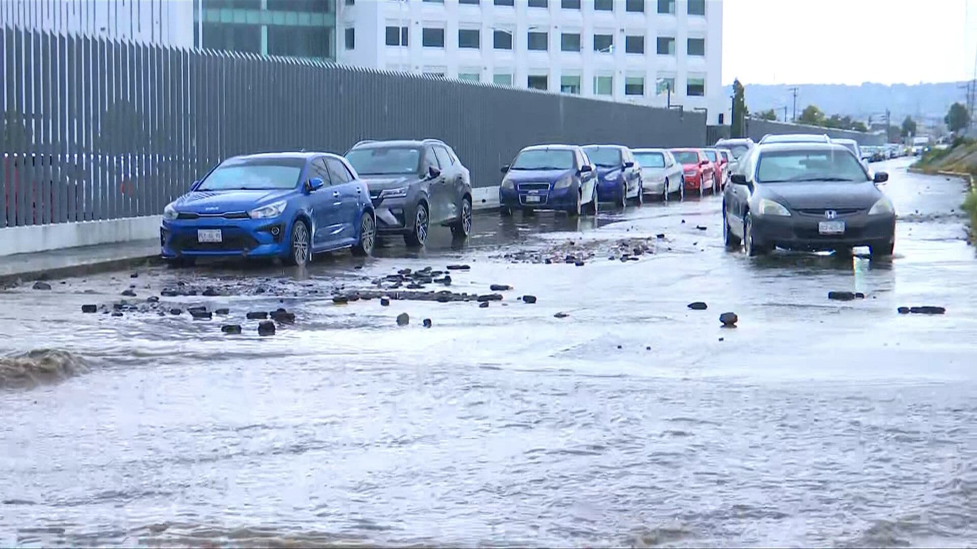 Tormenta Deja Calles Inundadas en Pachuca, Hidalgo
