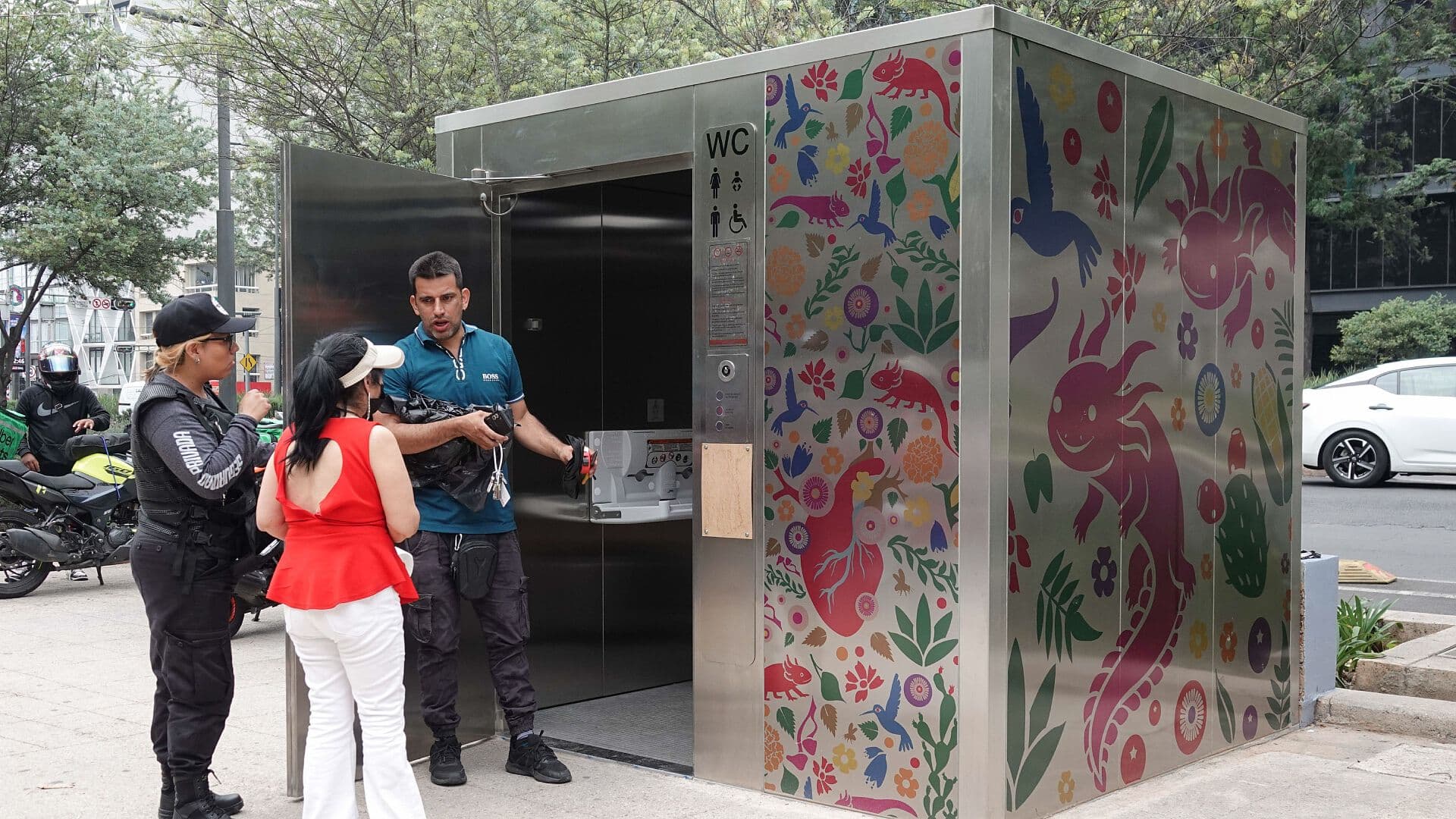 Baños Públicos Inteligentes de CDMX Enfrentan Problemas a Meses de su Instalación