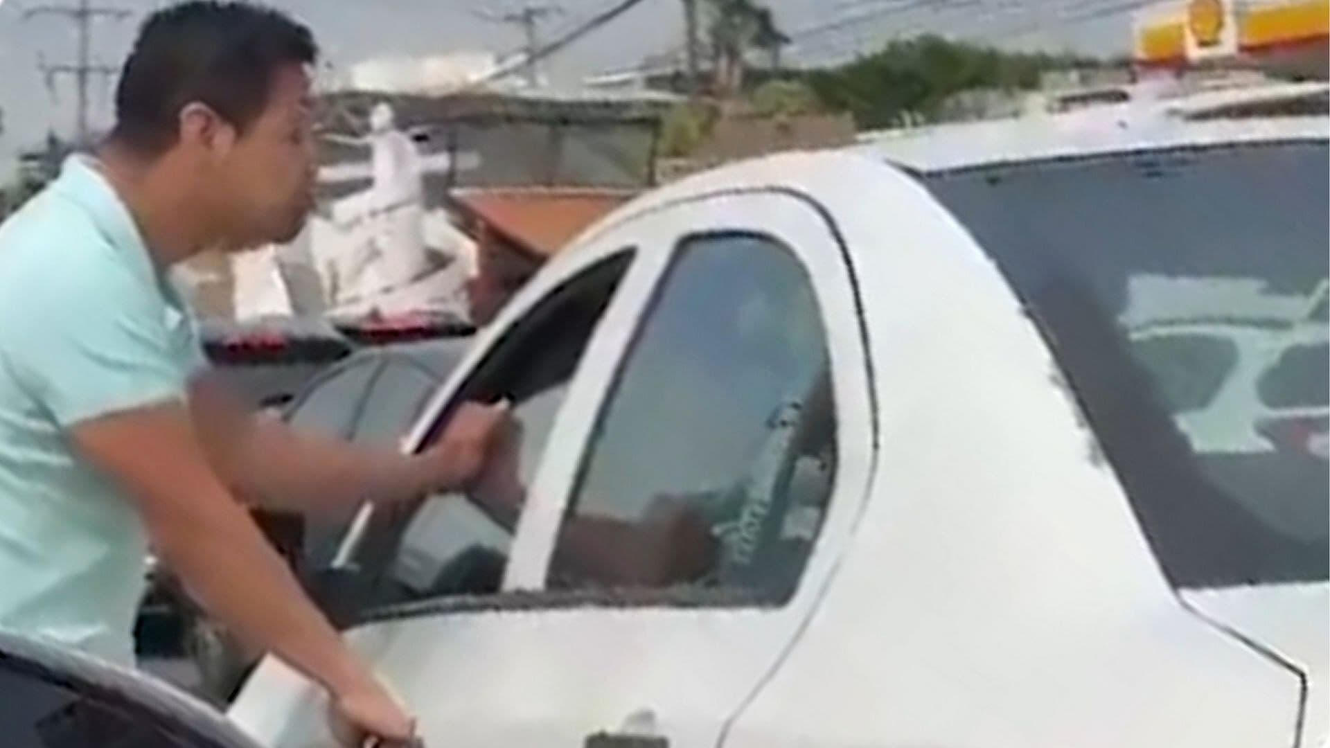 Video: Automovilista Rompe Cristal con la Mano y Huye en Vía Atlixcáyotl, Puebla