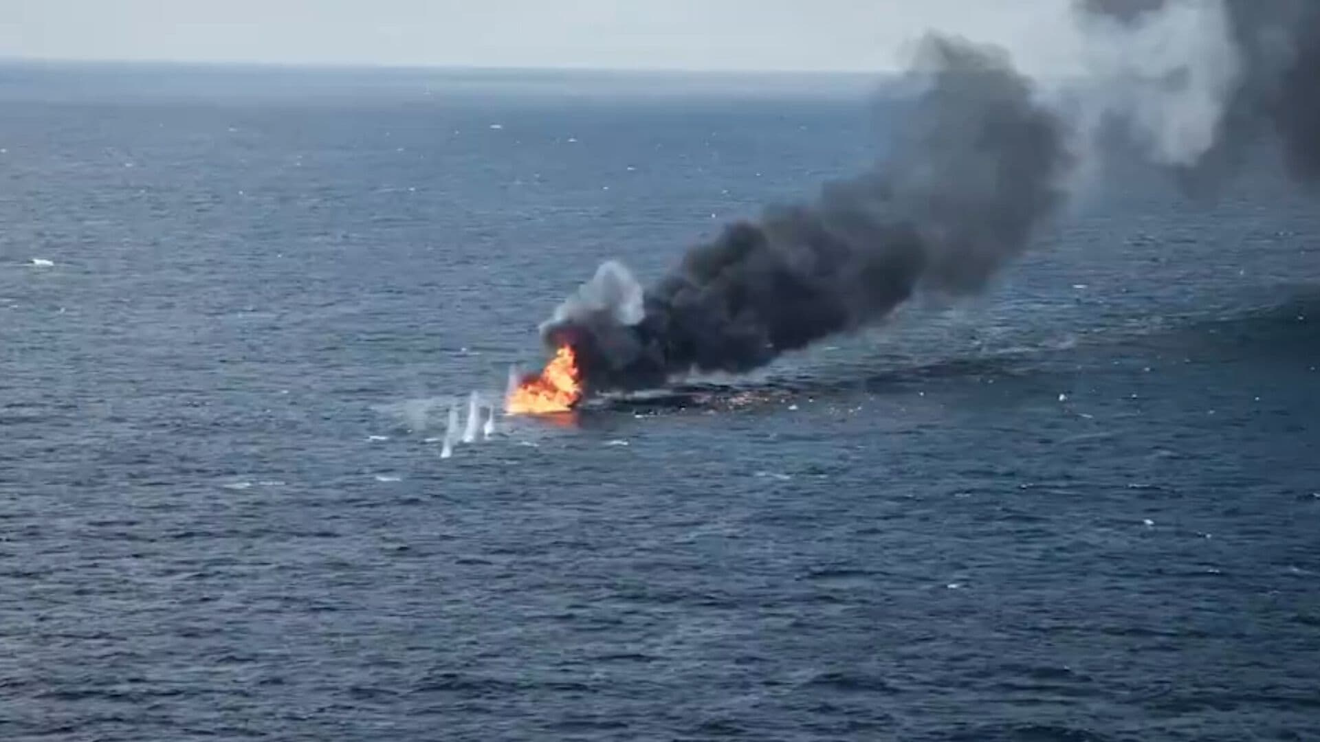 Fuerzas Armadas de EUA y Ecuador Hunden Narcoestación Flotante de Combustible