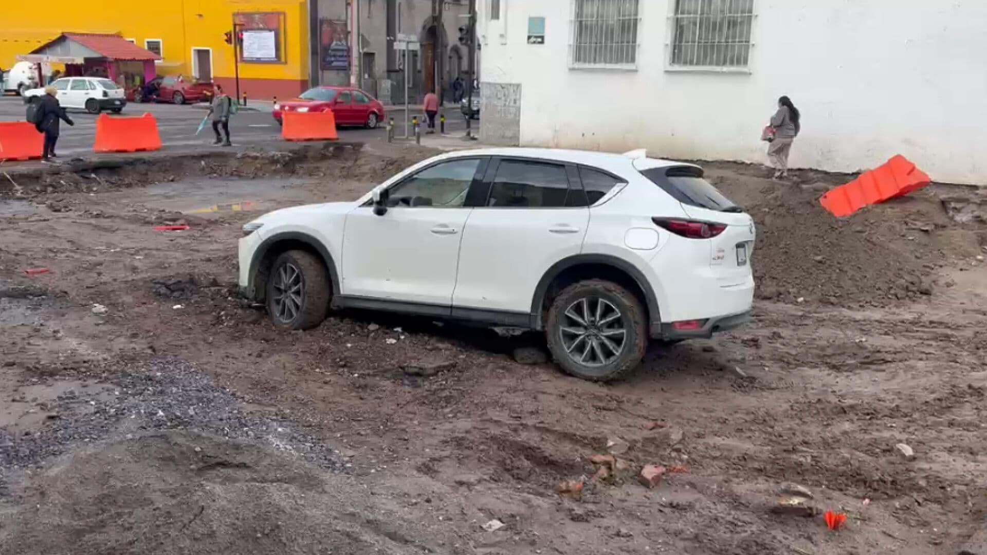 Camioneta Atascada Lodo Obra Abandonada Colonia Satélite Magisterial 44 Norte Puebla