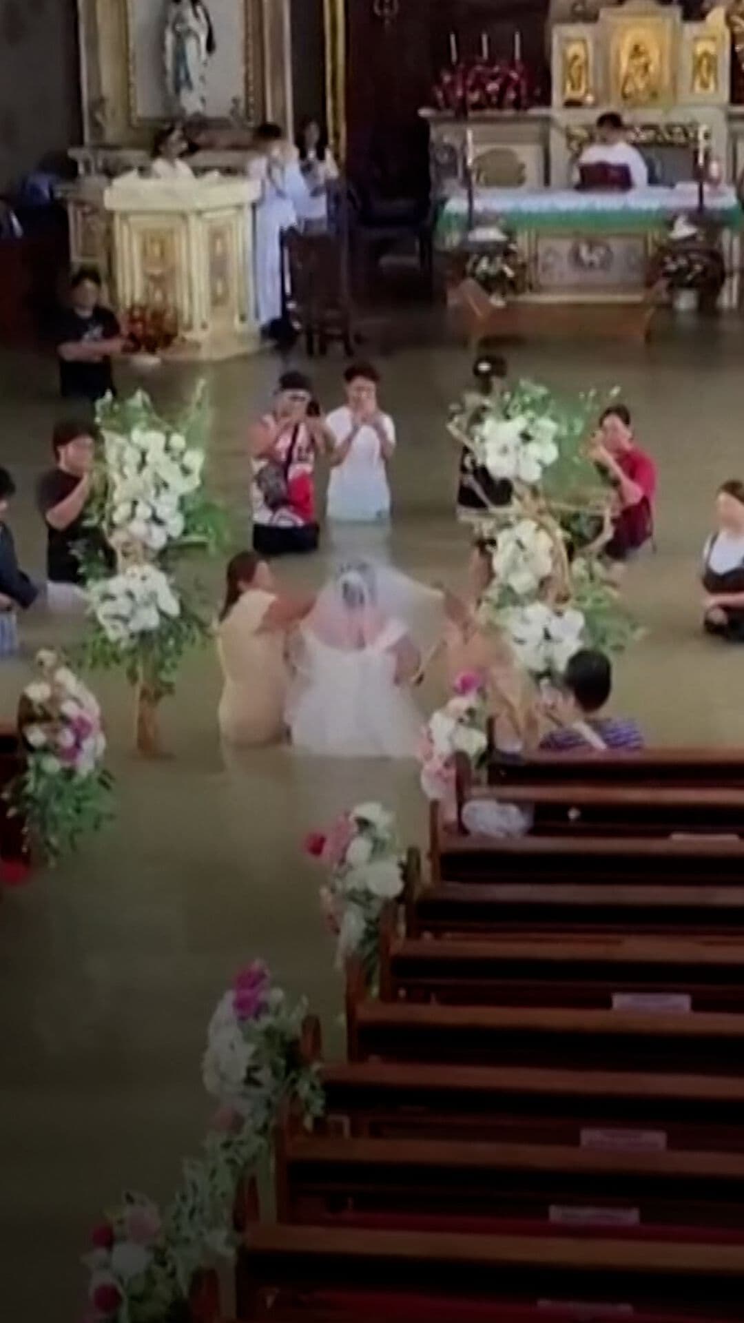 Pareja Se Casa en Iglesia Inundada de Filipinas