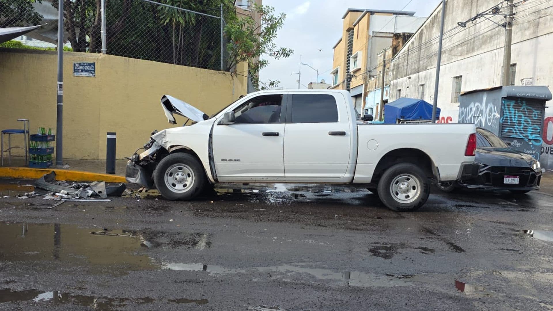 Policías de Jalisco Chocan Contra Camión de Transporte Público en Guadalajara