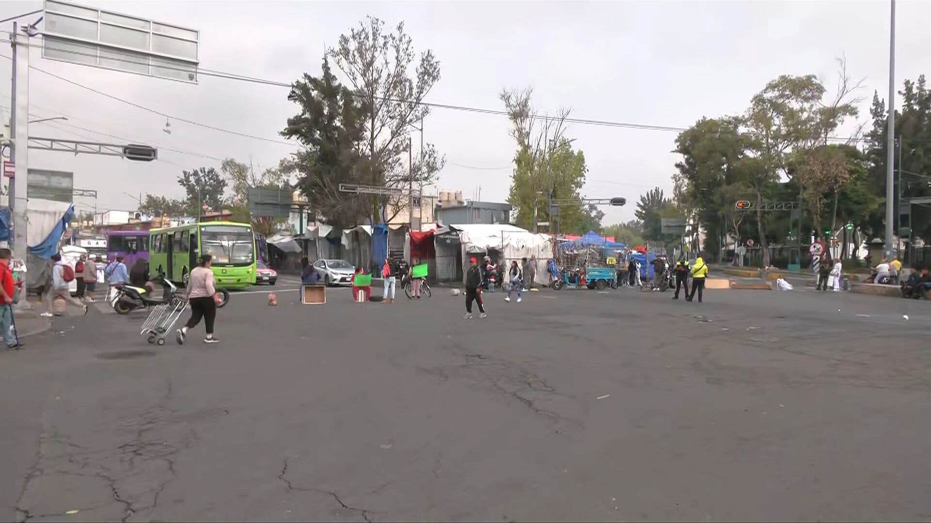 Personas Desalojadas Bloquean Eje 1 Oriente y Norte