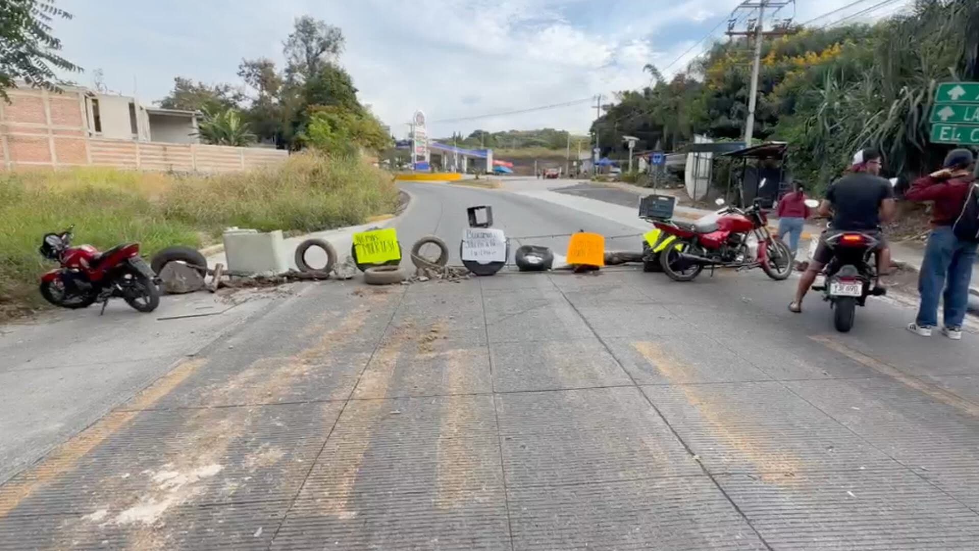 Habitantes Realizan Bloqueo Carretera Xalapa Coatepec Piden Rehabilitación