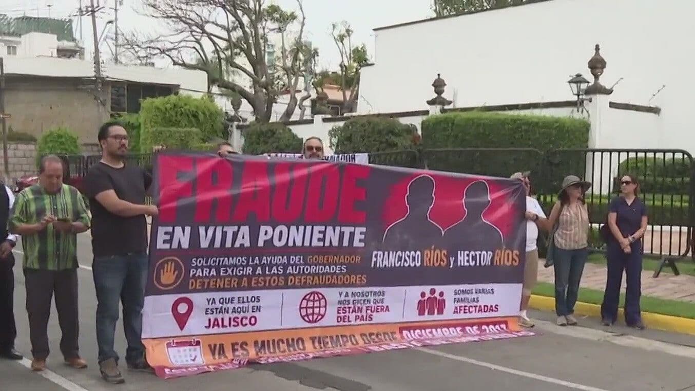 Víctimas de Presunto Fraude Inmobiliario se Manifiestan Frente a Casa Jalisco
