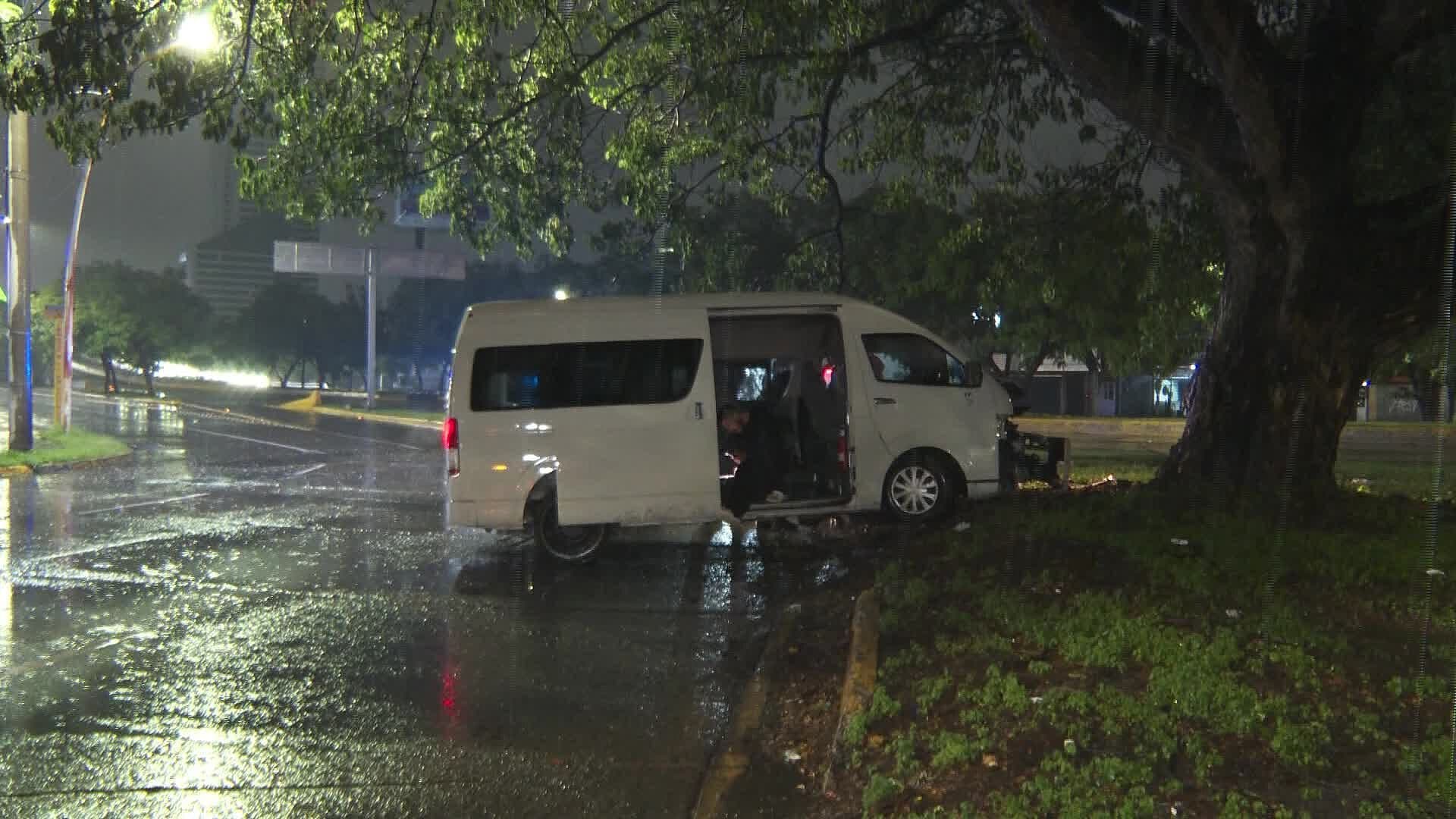 Conductor Queda Prensado Tras Chocar Contra Un Árbol en Guadalajara