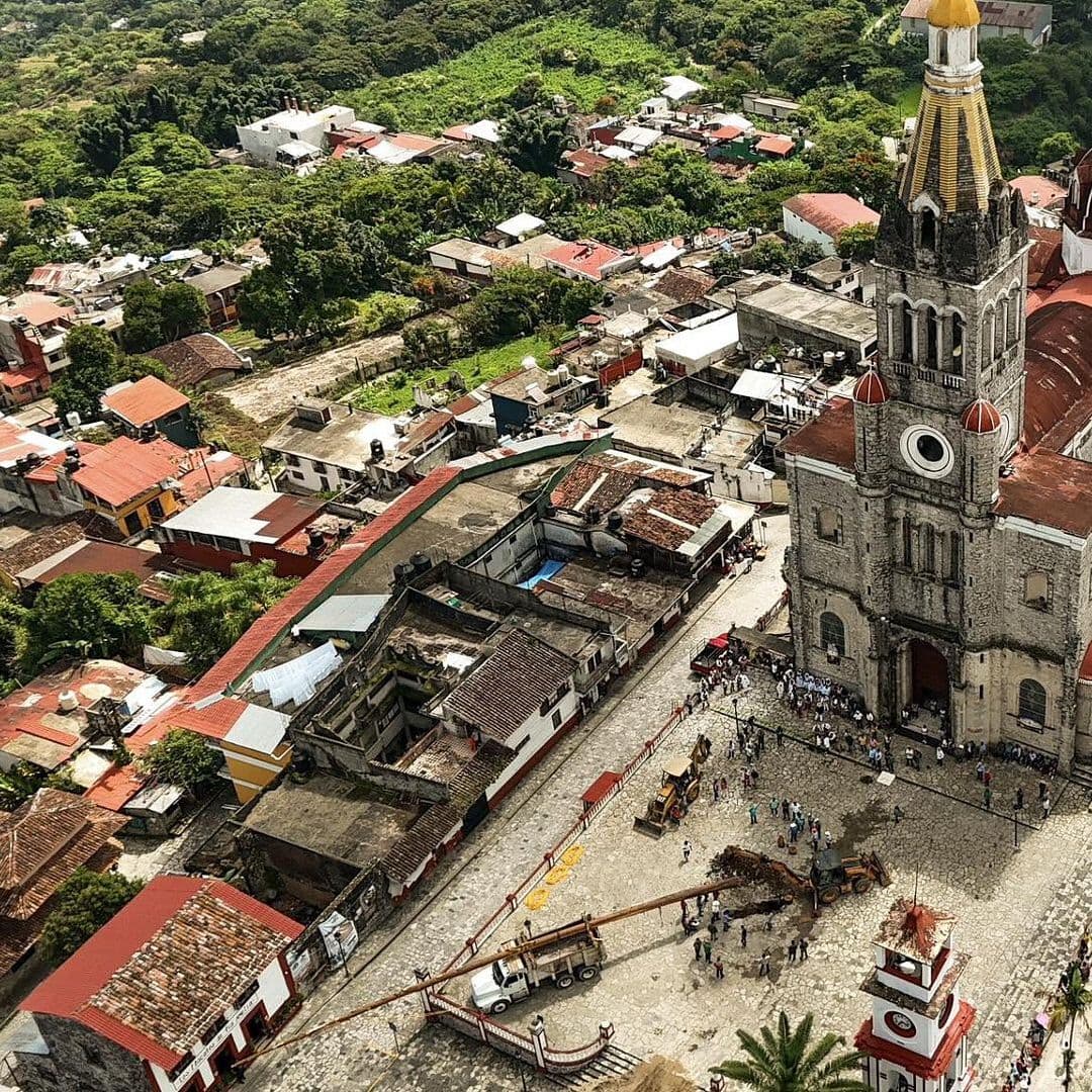 Retiran Palo de los Voladores Previo a Fiestas Patronales en Cuetzalan, Puebla