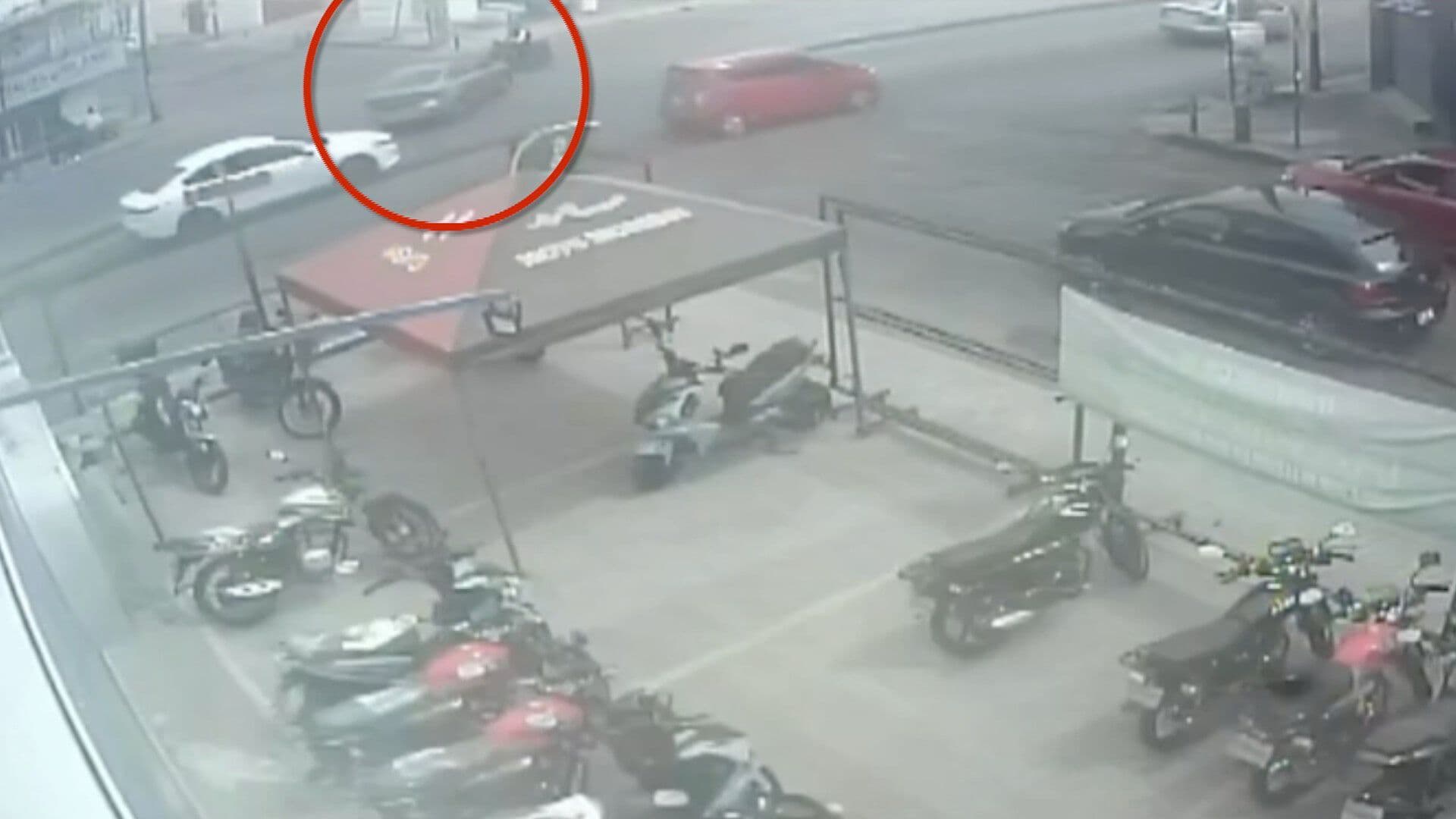 Video Accidente Corto Circulación Coche Mujer Motociclista en 16 Septiembre Puebla